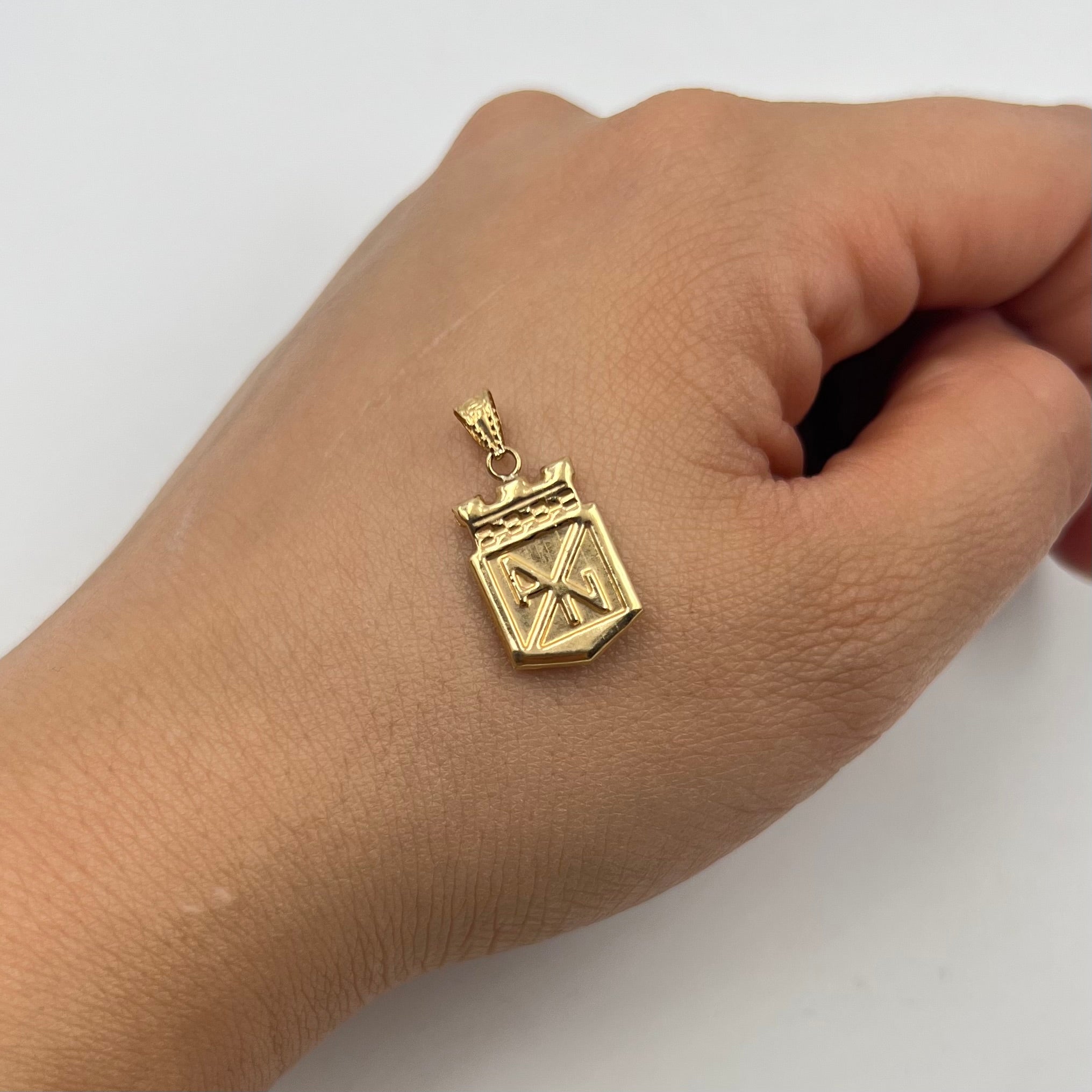 DIJE ESCUDO NACIONAL  ORO AMARILLO 18K 0,66 GR / 11 MM / 1,8 CM