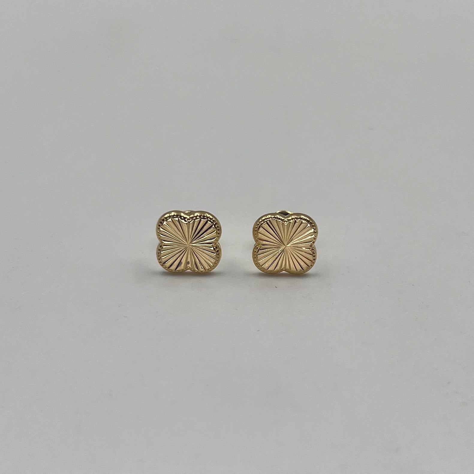 TOPOS TREBOL DIAMANTADO  ORO AMARILLO 18K 1,03 GR / 9 MM
