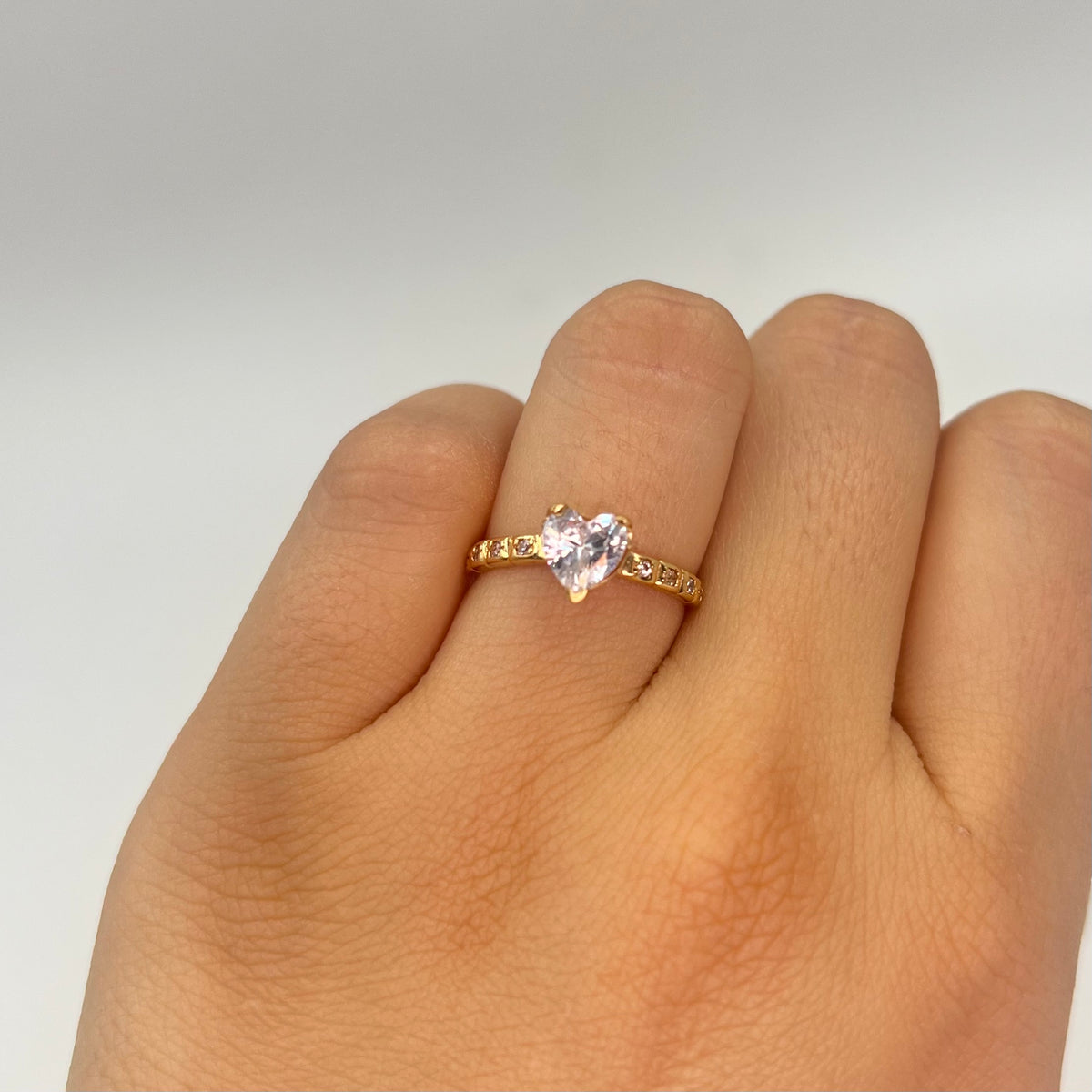 ANILLO SOLITARIO 1 CIRCON GRANDE CORAZON Y CIRCONES PEQUEÑOS BLANCOS ORO AMARILLO 18K / TALLA 5 1/4 / 1,72 GR / 2 MM