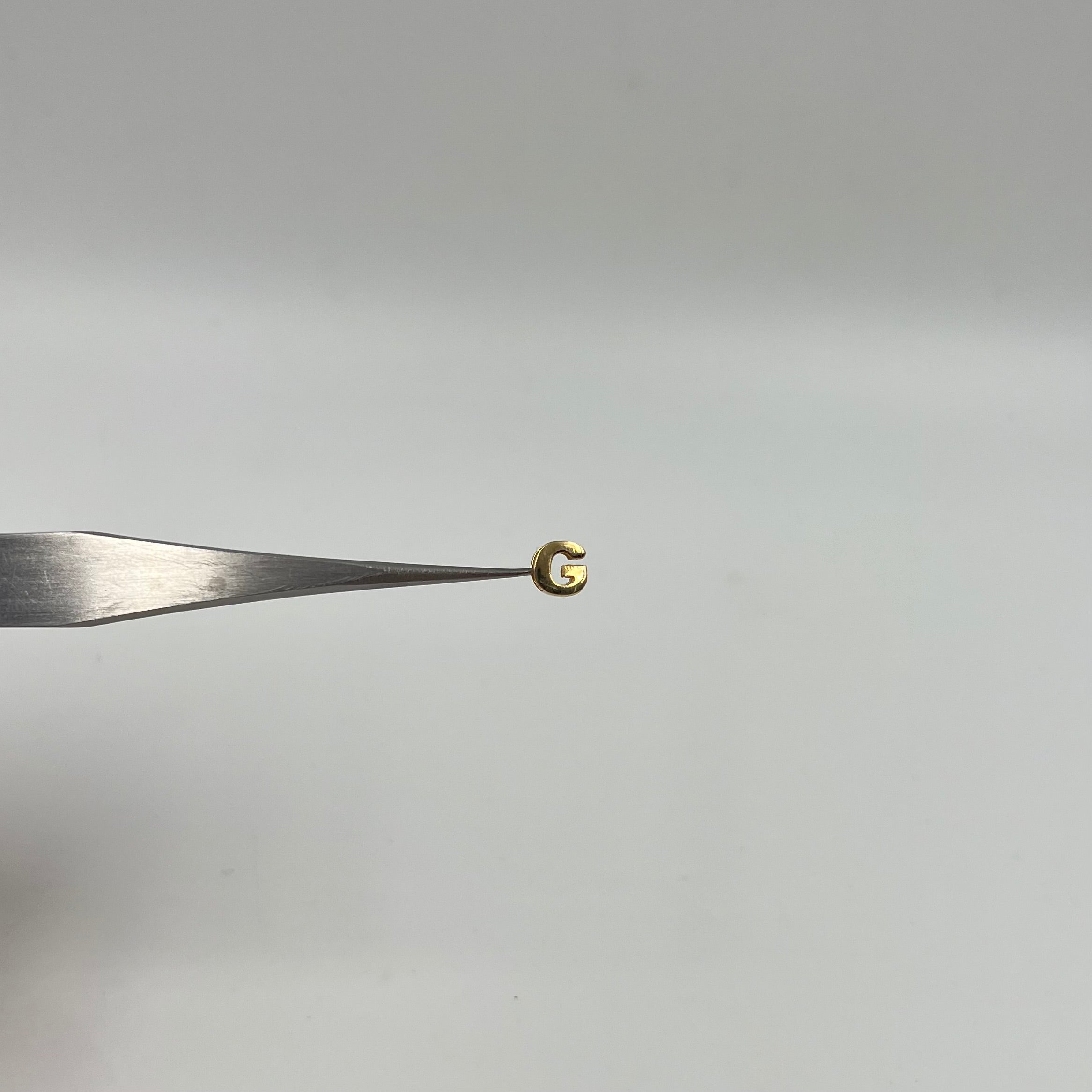 HERRAJE LETRA G ORO AMARILLO 18K 0,38 GR / 6 CM