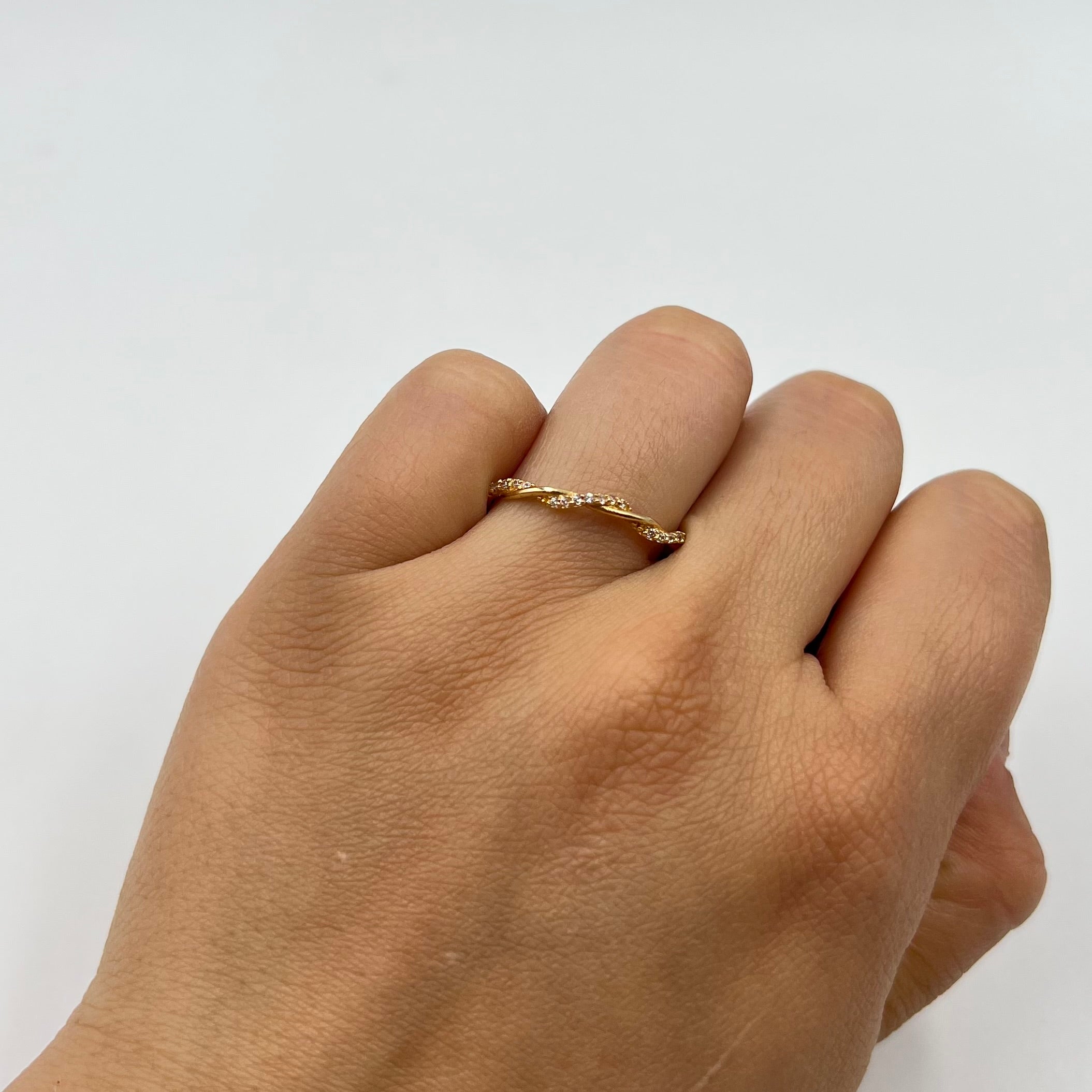 ANILLO ENTRELAZADO CON CIRCONES  ORO AMARILLO 18K / TALLA 7/5 / 1,57 GR / 2 MM