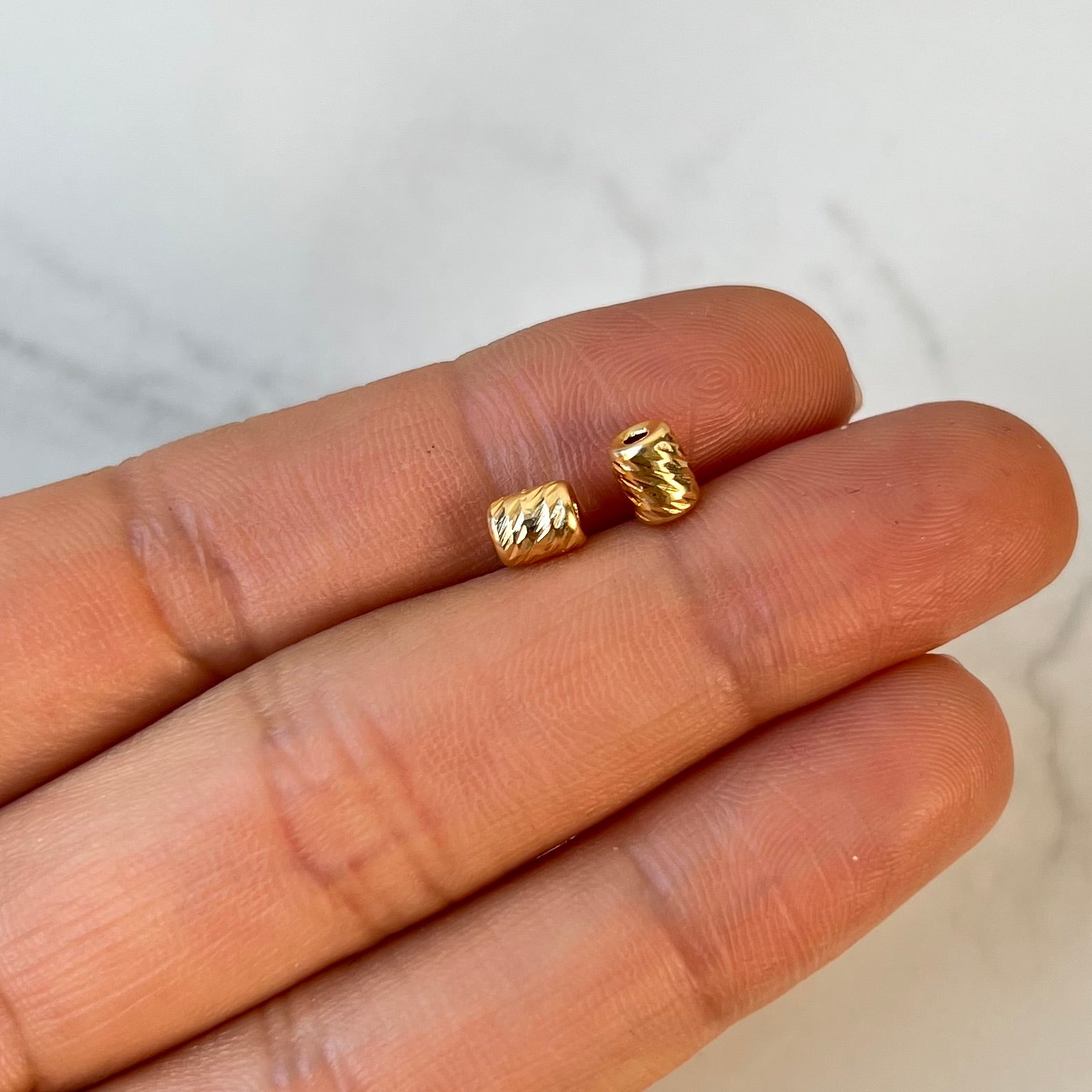 HERRAJE CILINDRO DIAMANTADO  ORO AMARILLO 18K 0,16 GR / 0,5 CM