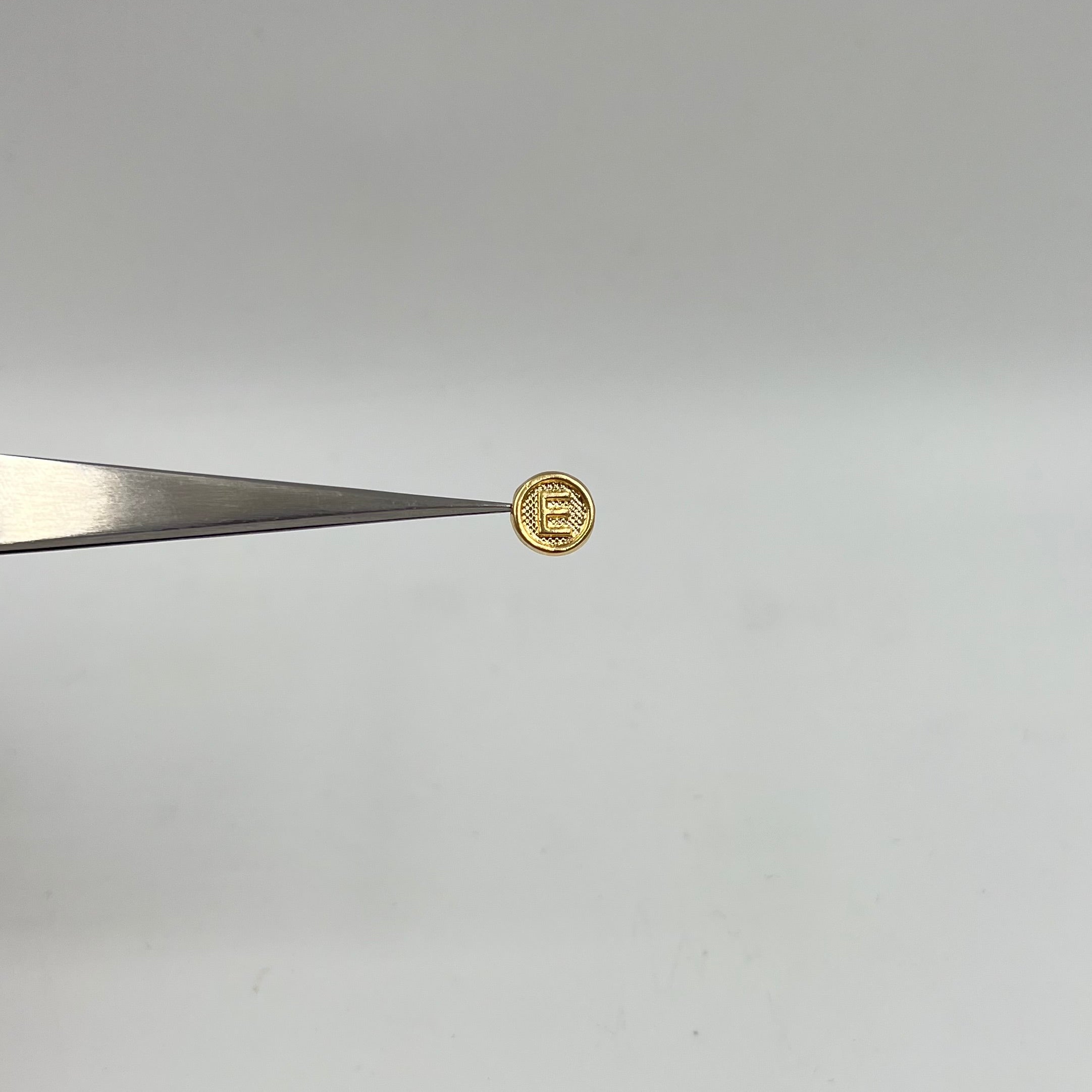 HERRAJE LETRA E TAMBOR ORO AMARILLO 18K 0,26 GR / 0,8 CM