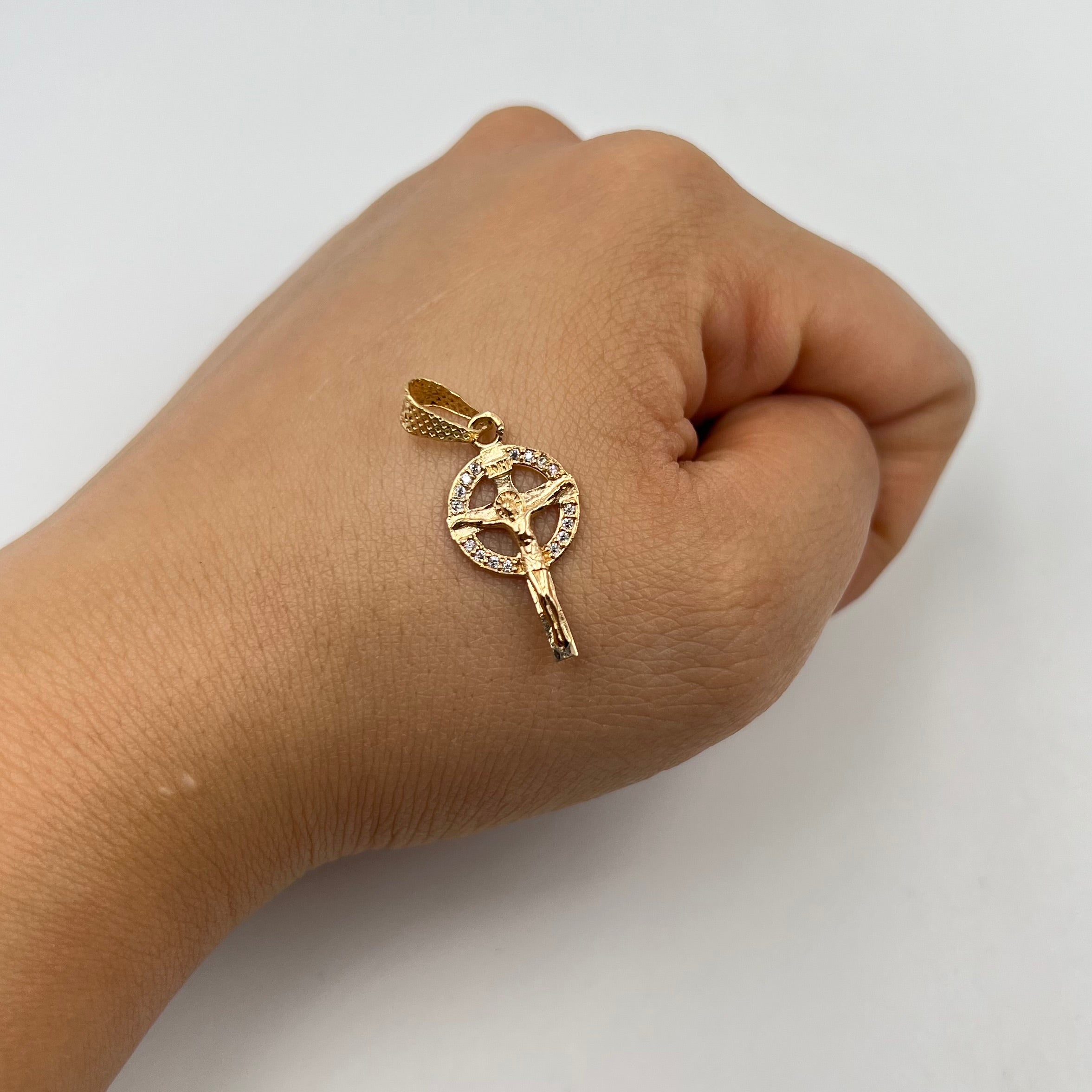 DIJE CRISTO CIRCULAR CON CIRCONES  ORO AMARILLO 18K 1,23 GR / 2,2 MM / 2,3 CM