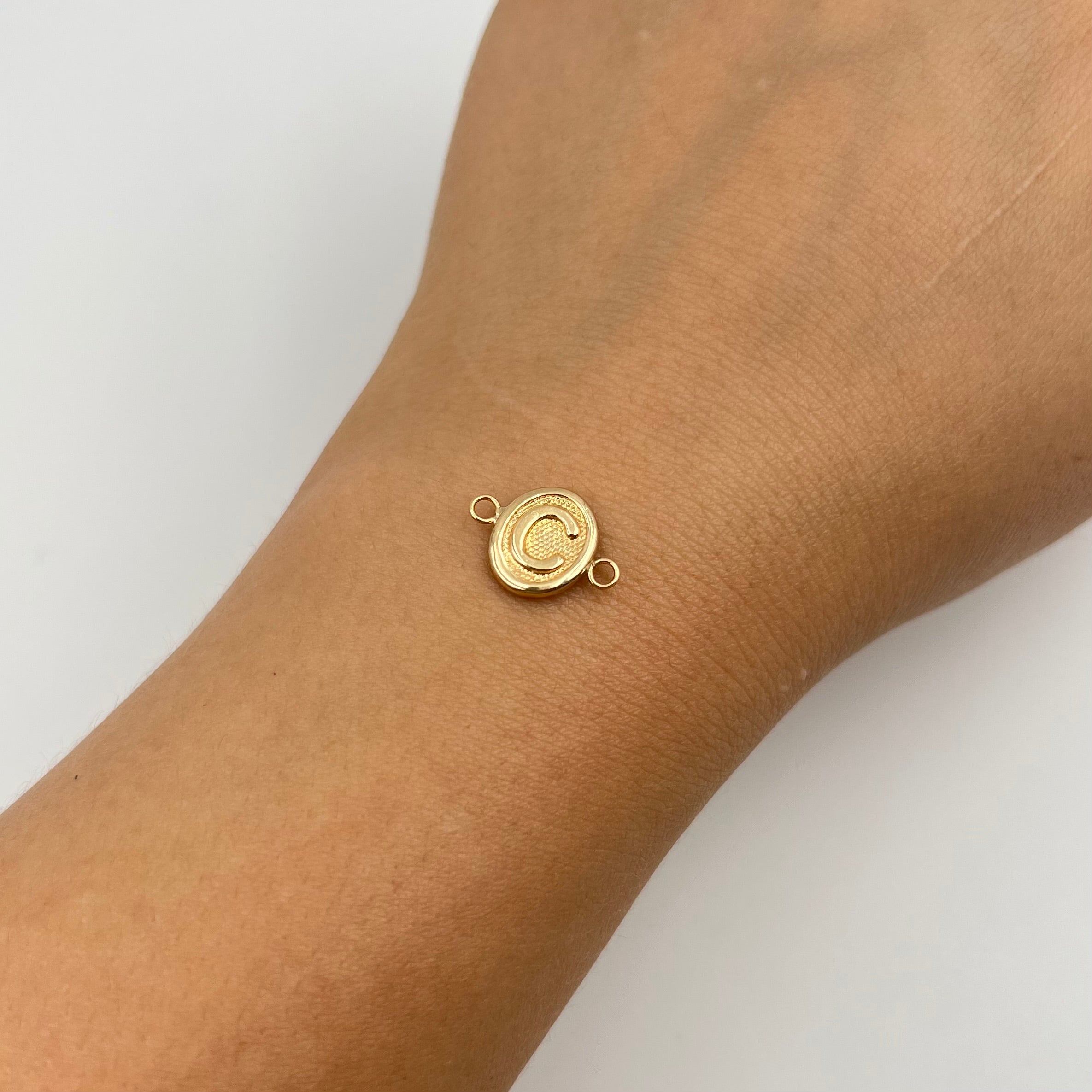 HERRAJE LETRA C ORO AMARILLO 18K 0,46 GR / 1,5 CM