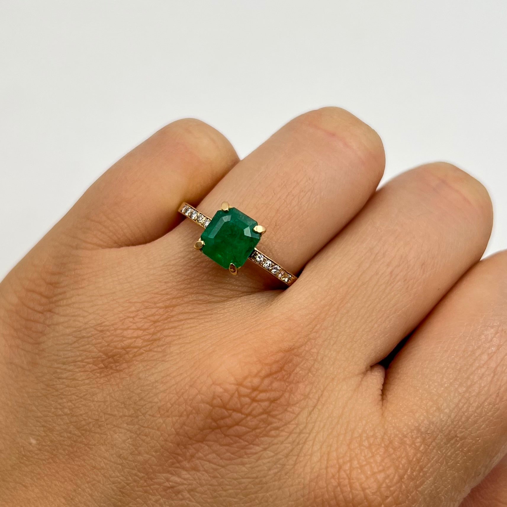 ANILLO ESMERALDA 1.69 CT Y DIAMANTE 0.1 CT ORO AMARILLO 18K / TALLA 7 3/4 / 3,02 GR