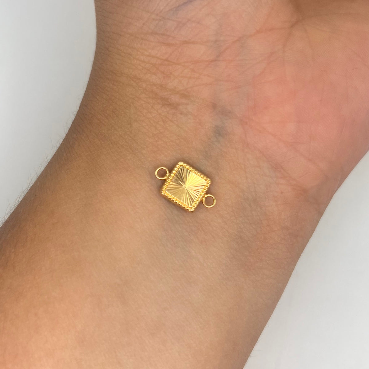 HERRAJE CUADRADO DIAMANTADO  ORO AMARILLO 18K 0,37 GR / 0,8 CM