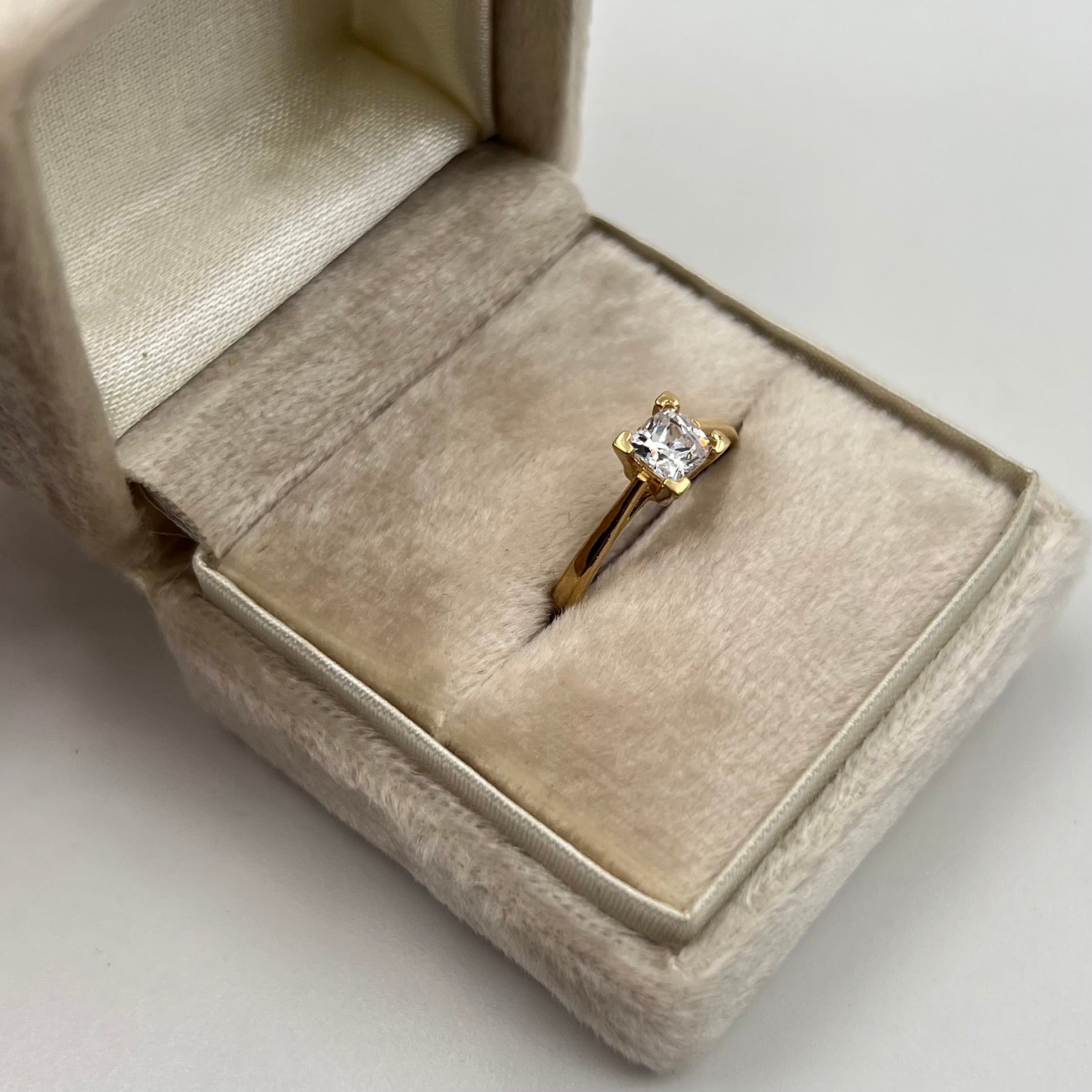 ANILLO SOLITARIO CIRCON BLANCO CUADRADO  ORO AMARILLO 18K / TALLA 7/3/4 / 2,89 GR / 4 MM