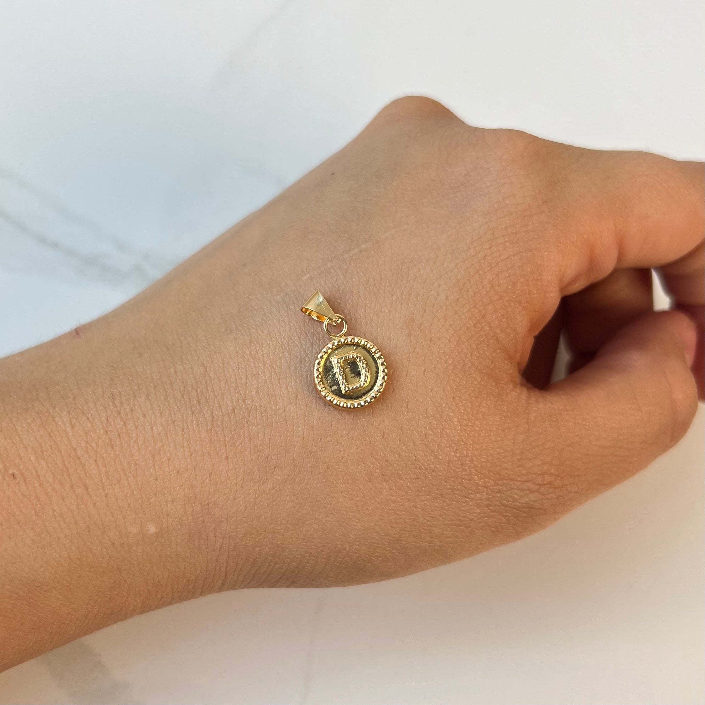 DIJE LETRA D ORO AMARILLO 18K 0,61 GR / 2,1 MM / 1,5 CM