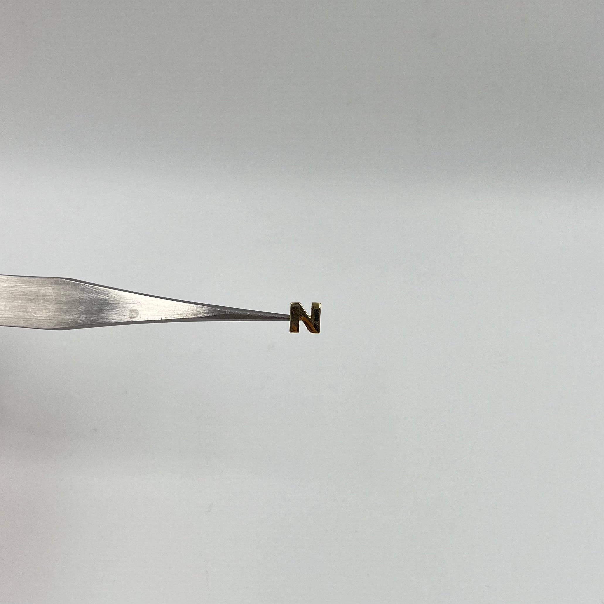 HERRAJE LETRA N  ORO AMARILLO 18K 0,44 GR / 6 CM