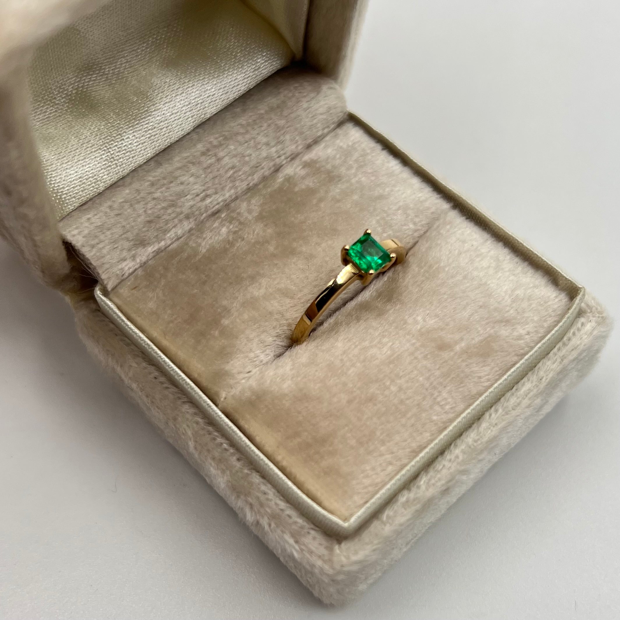 ANILLO ESMERALDA 0.34 CT ORO AMARILLO 18K / TALLA 5 3/4 / 2,72 GR (JOYA)