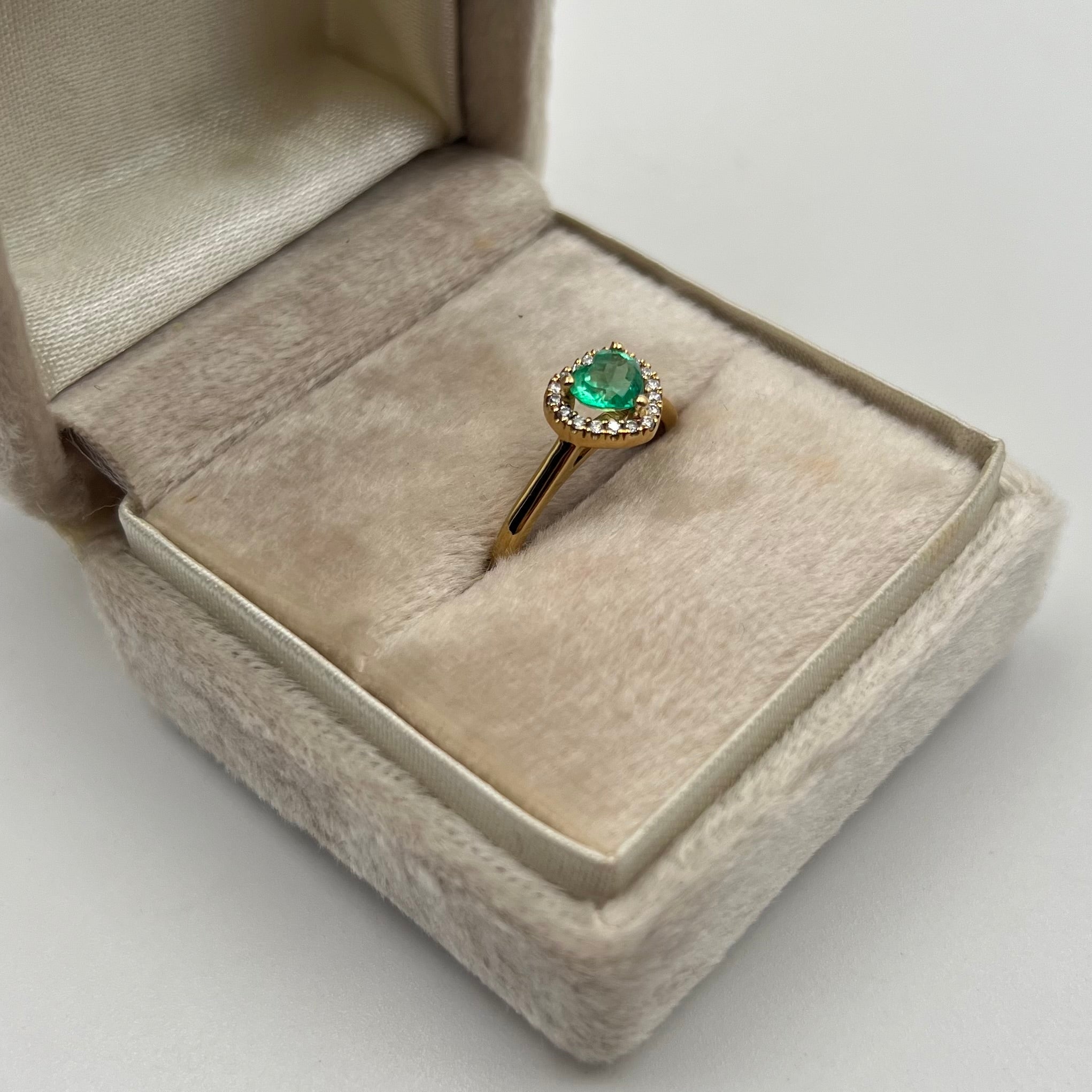 ANILLO ESMERALDA CORAZON  0.80 CT ORO AMARILLO 18K / TALLA 6 / 2,98 GR (JOYA)