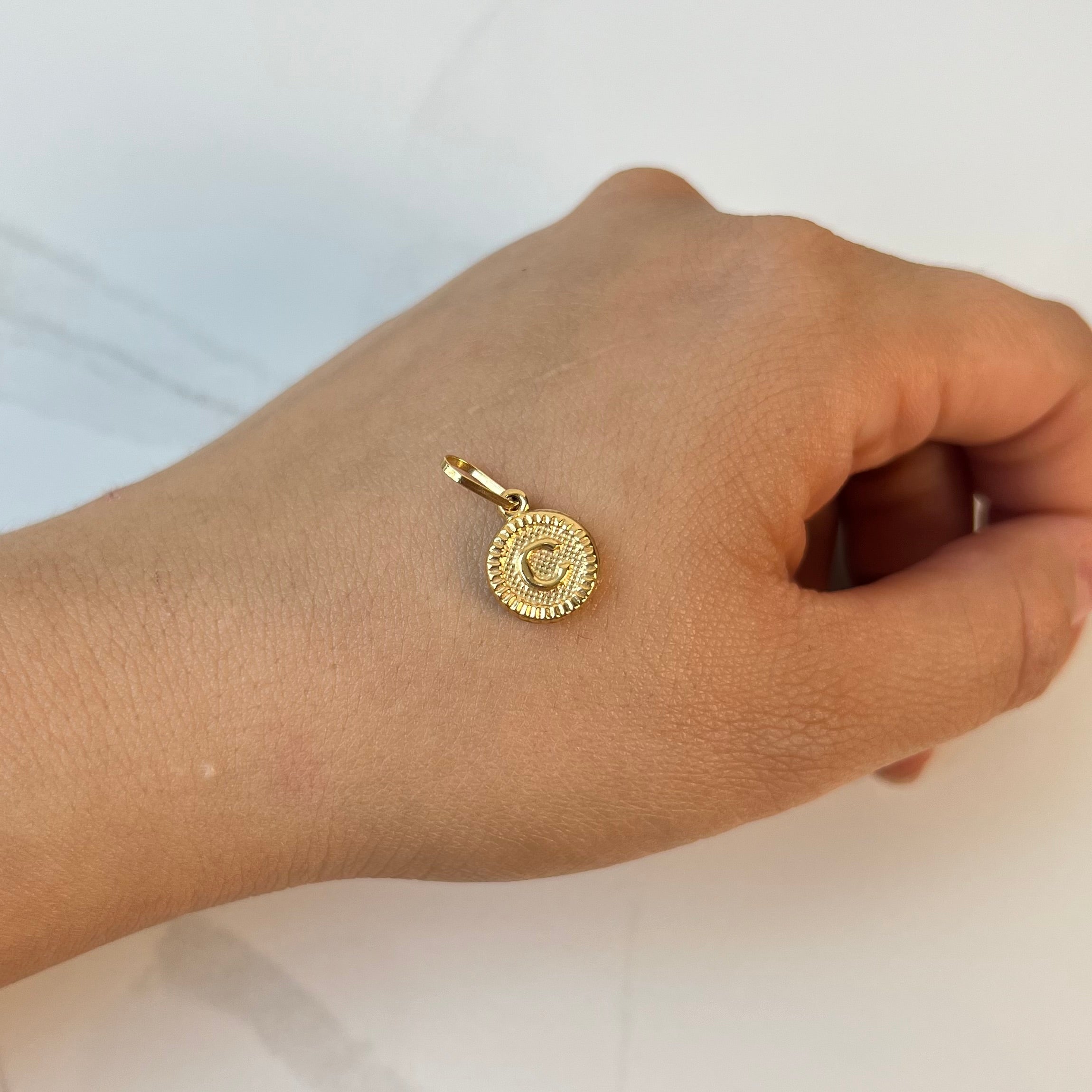 DIJE LETRA C ORO AMARILLO 18K 0,73 GR / 2,6 MM / 1,5 CM