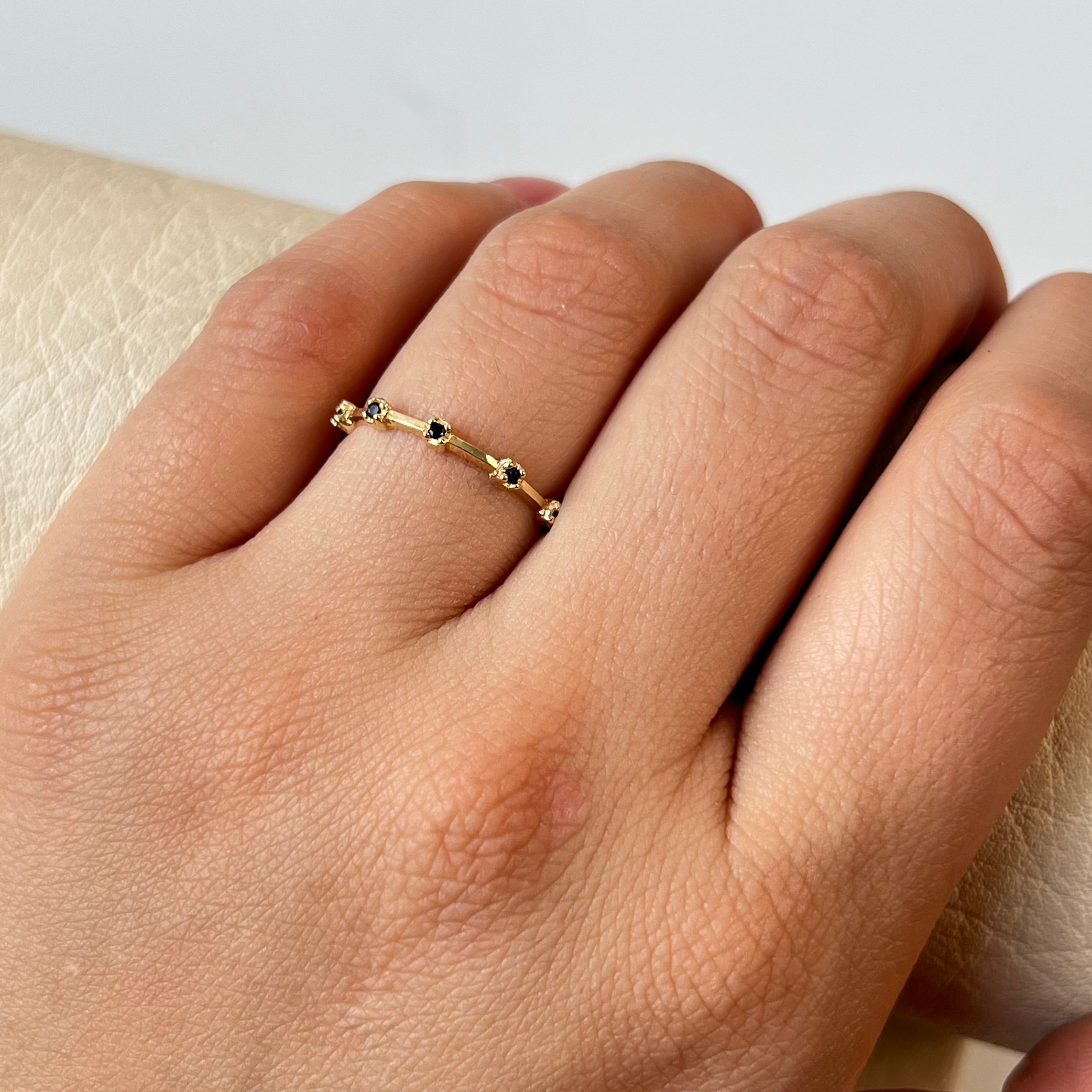 ANILLO CIRCONES NEGROS  ORO AMARILLO 18K / TALLA 5/3/4 / 0,92 GR / 0,82 MM