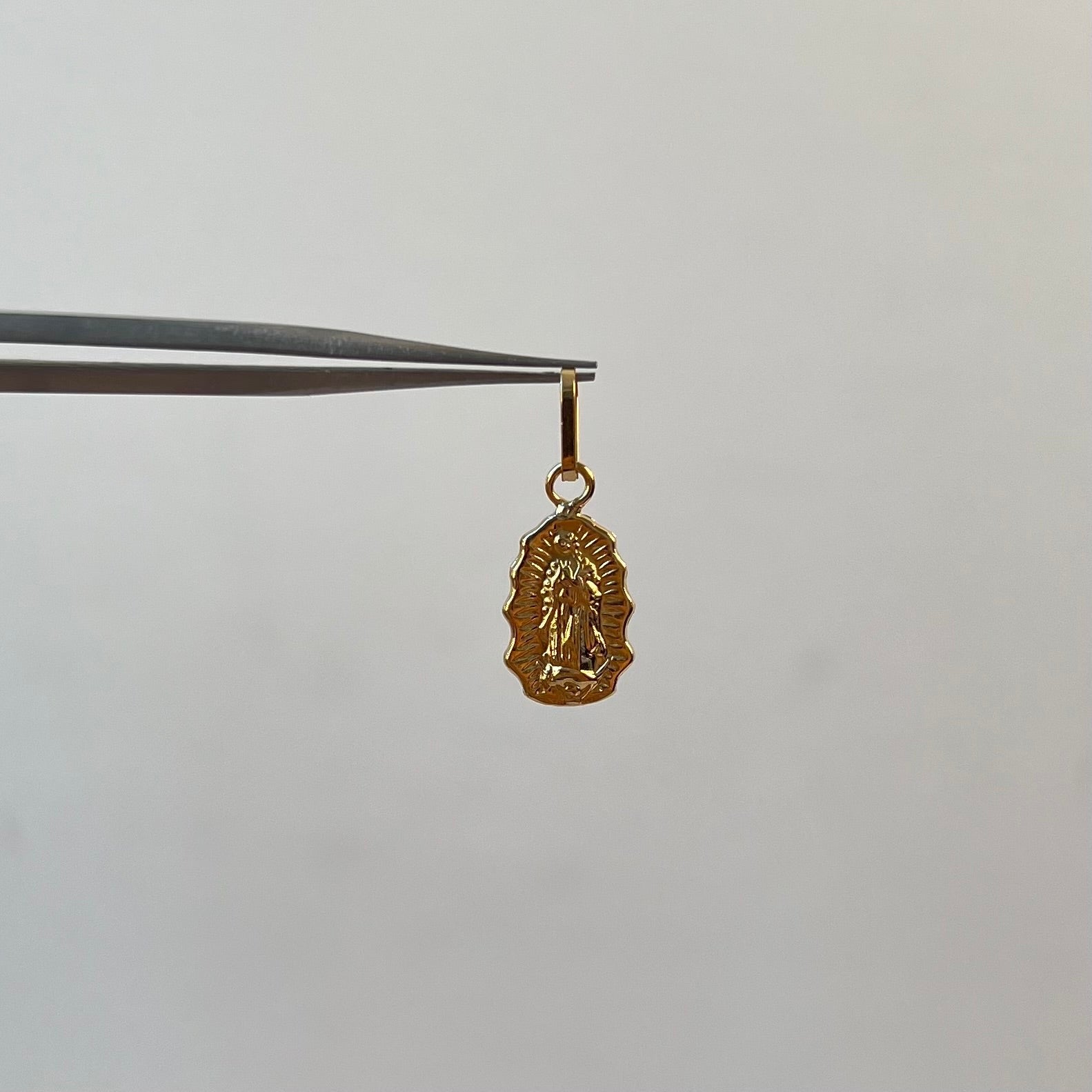 DIJE VIRGEN DE GUADALUPE SILUETA ORO AMARILLO 18K 0,4 GR / 7 MM / 1,3 CM
