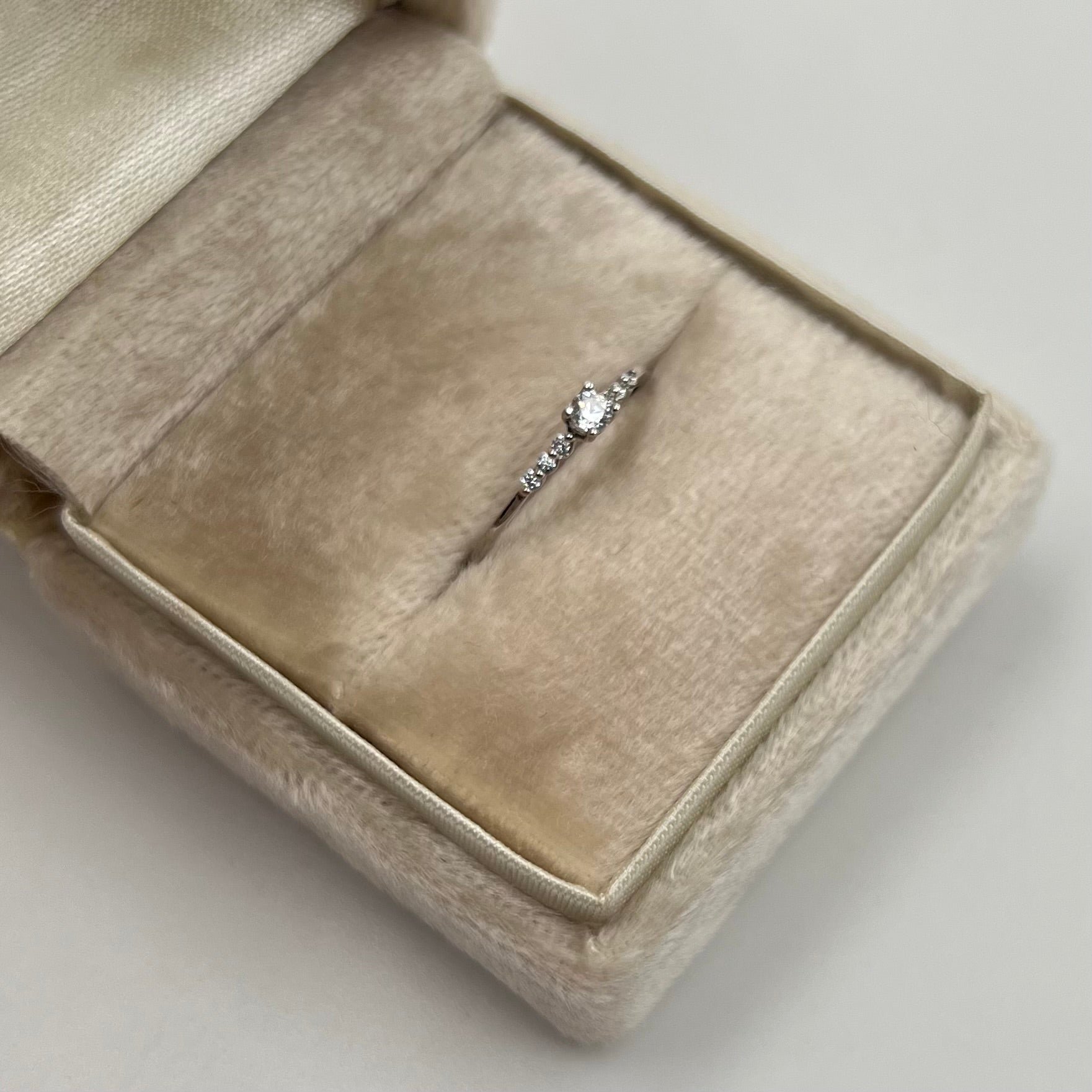 ANILLO SOLITARIO CIRCONES BLANCOS  ORO BLANCO 18K / TALLA 6 / 1,1 GR / 2 MM