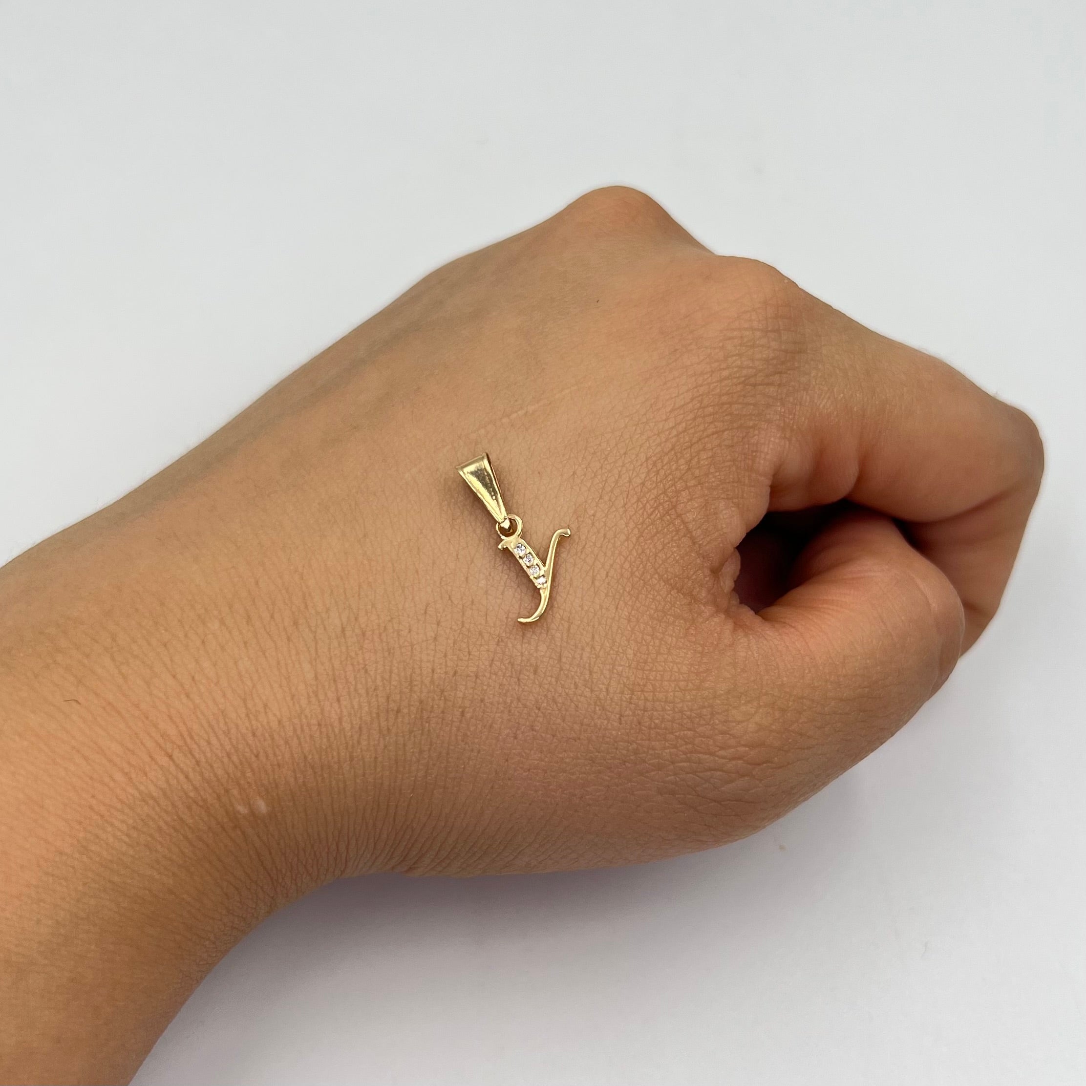 DIJE LETRA Y CIRCON BLANCO  ORO AMARILLO 18K 0,44 GR / 7 MM / 1 CM
