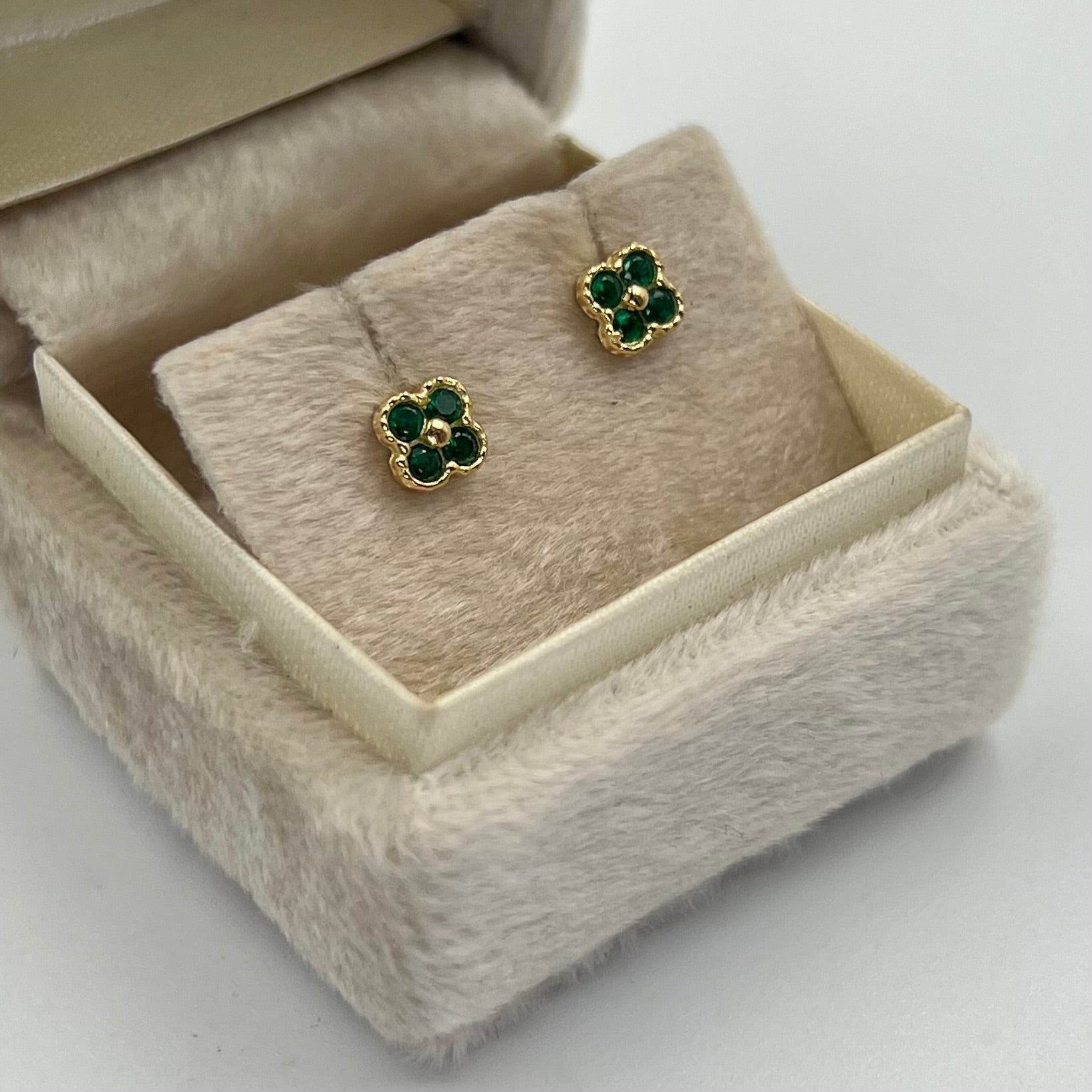 TOPOS TREBOL CASTING VERDE  ORO AMARILLO 18K 1,1 GR / 5 MM
