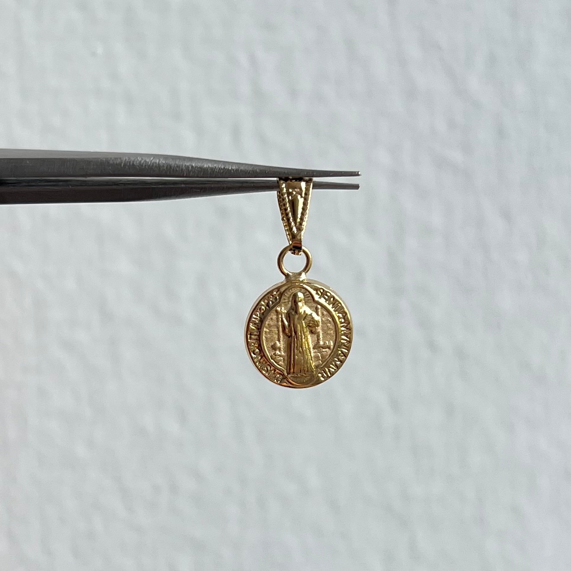 DIJE SAN BENITO  ORO AMARILLO 18K 0,70 GR / 1,0 MM / 1,3 CM
