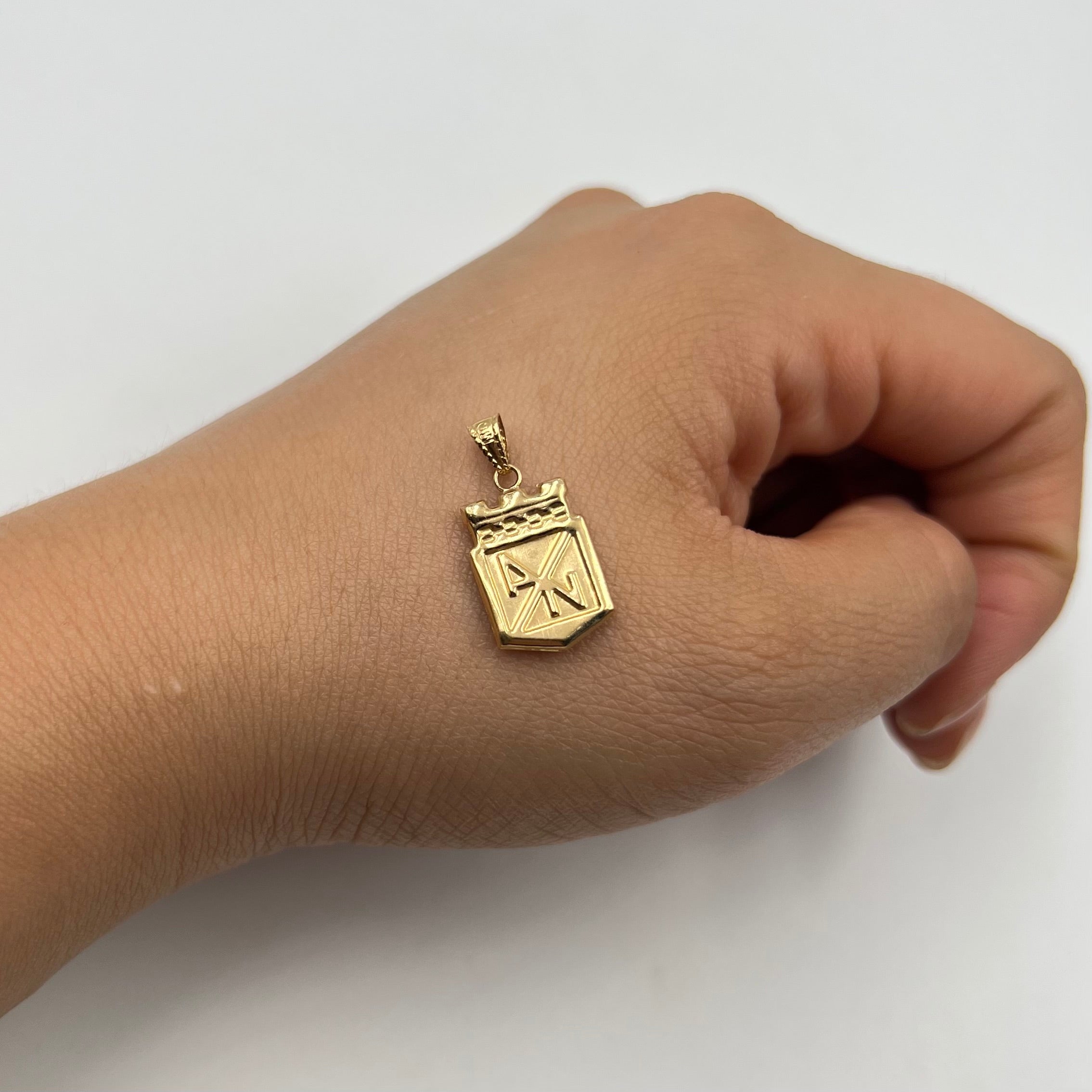 DIJE ESCUDO NACIONAL ORO AMARILLO 18K 0,66 GR / 11 MM / 1,76 CM