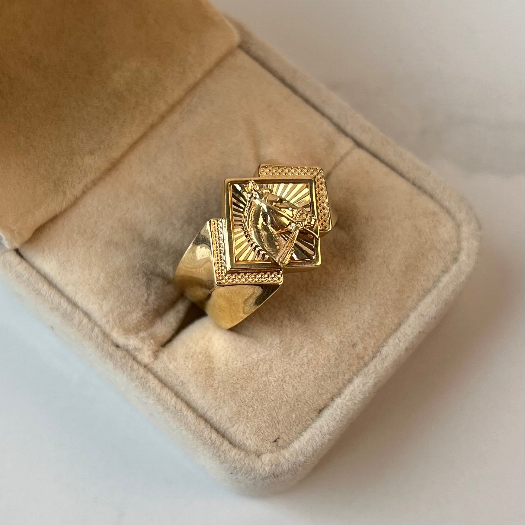 ANILLO CABALLO ORO AMARILLO 18K / TALLA 10 / 5,87 GR / 7,8 MM
