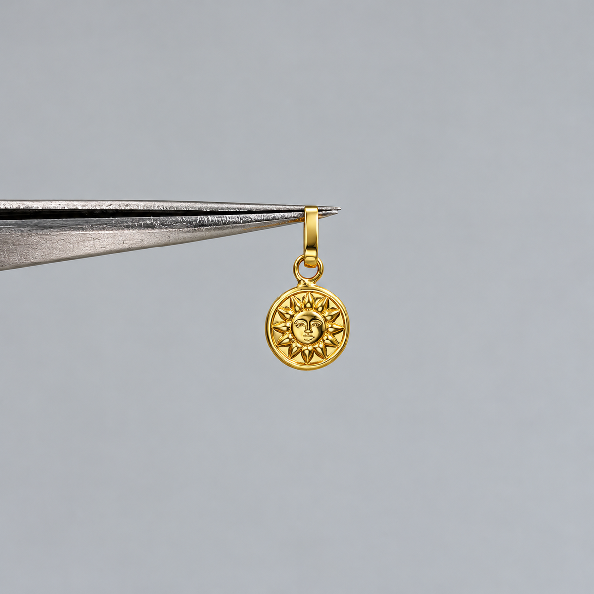 DIJE SOL ORO AMARILLO 18K 0,37 GR / 7 MM / 0,8 CM