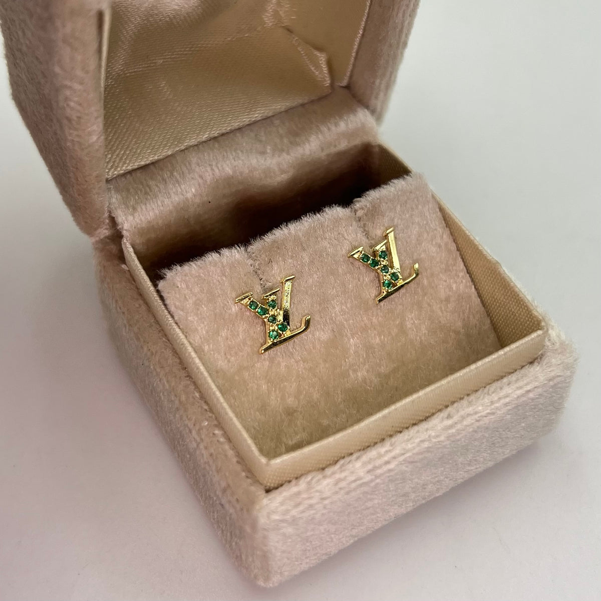 TOPOS LV SILUETA CIRCONES VERDES ORO AMARILLO 18K 0,93 GR / 7 MM