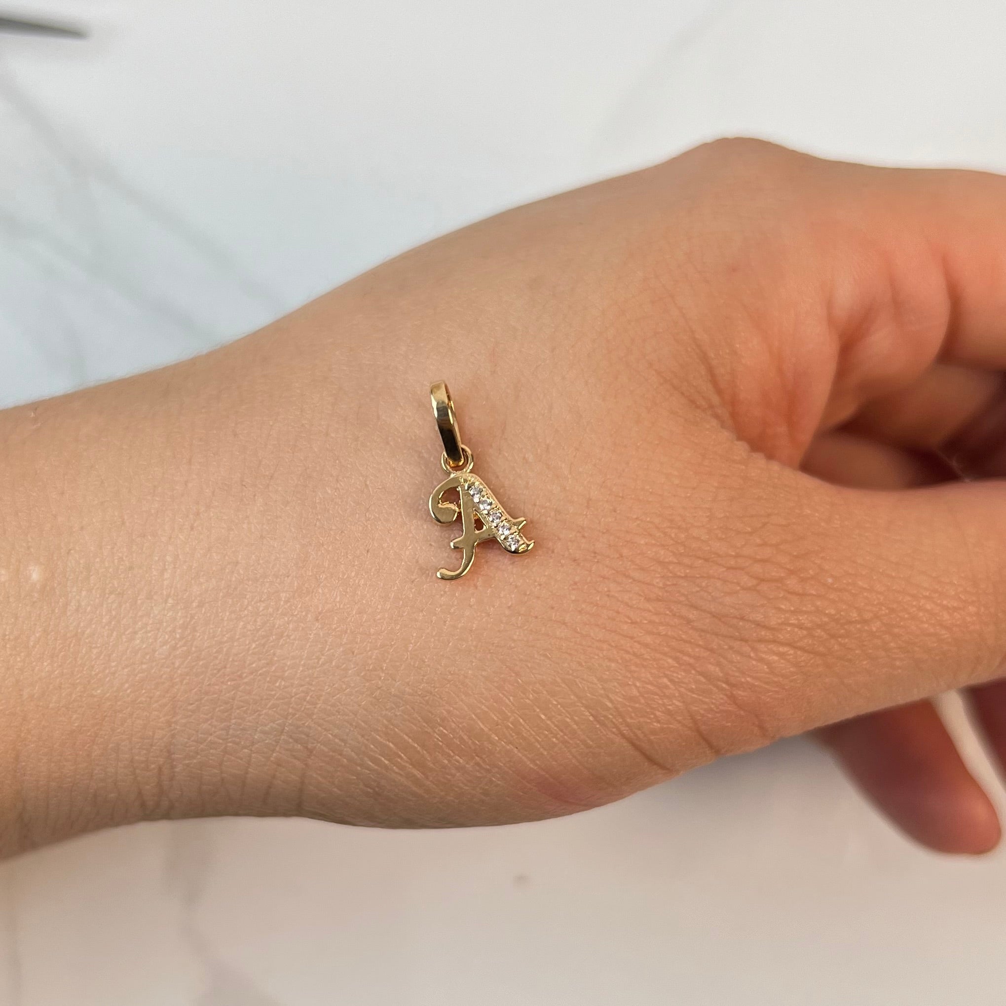 DIJE LETRA A CON CIRCON  ORO AMARILLO 18K 0,63 GR / 8 MM / 1 CM