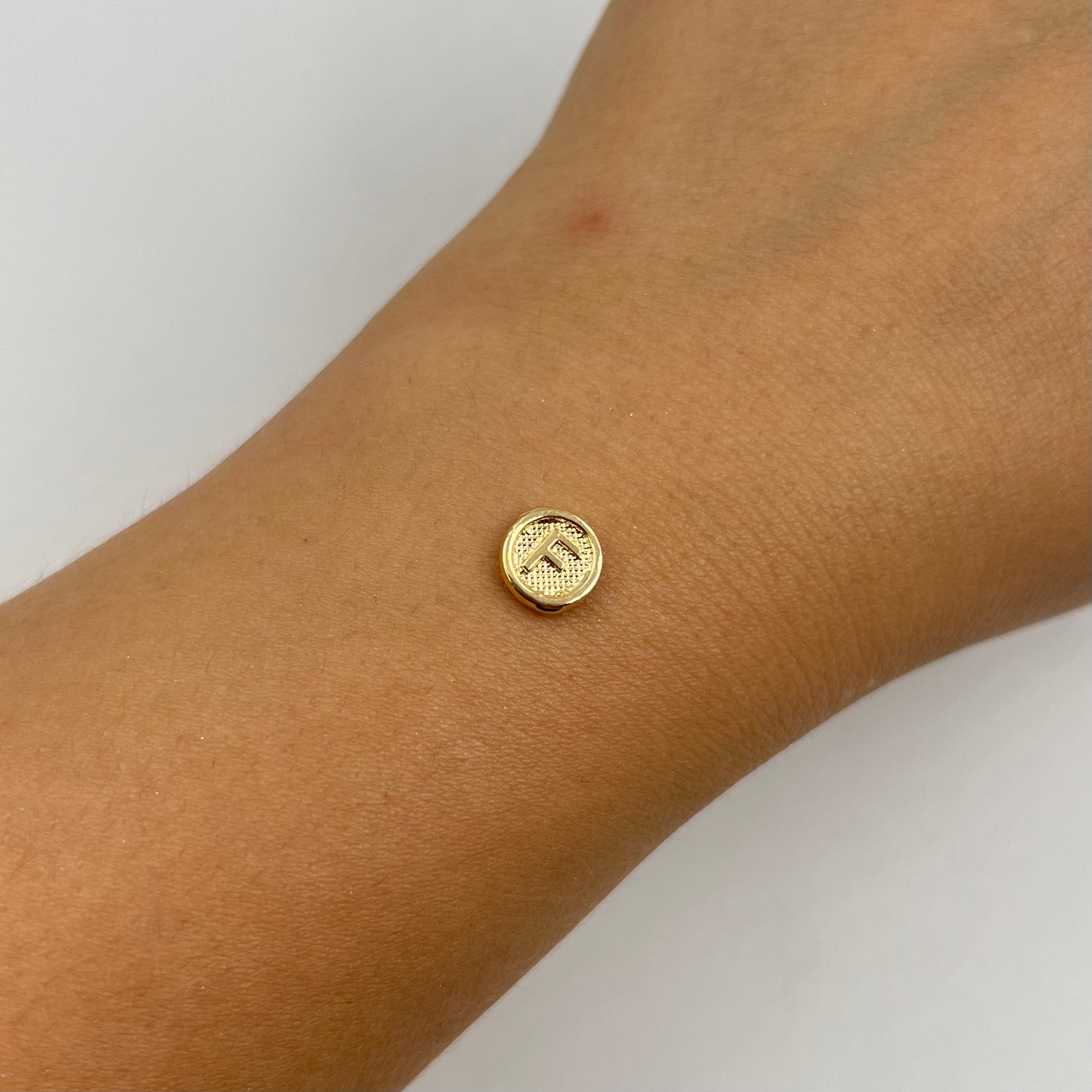 HERRAJE LETRA F TAMBOR ORO AMARILLO 18K 0,26 GR / 0,8 CM