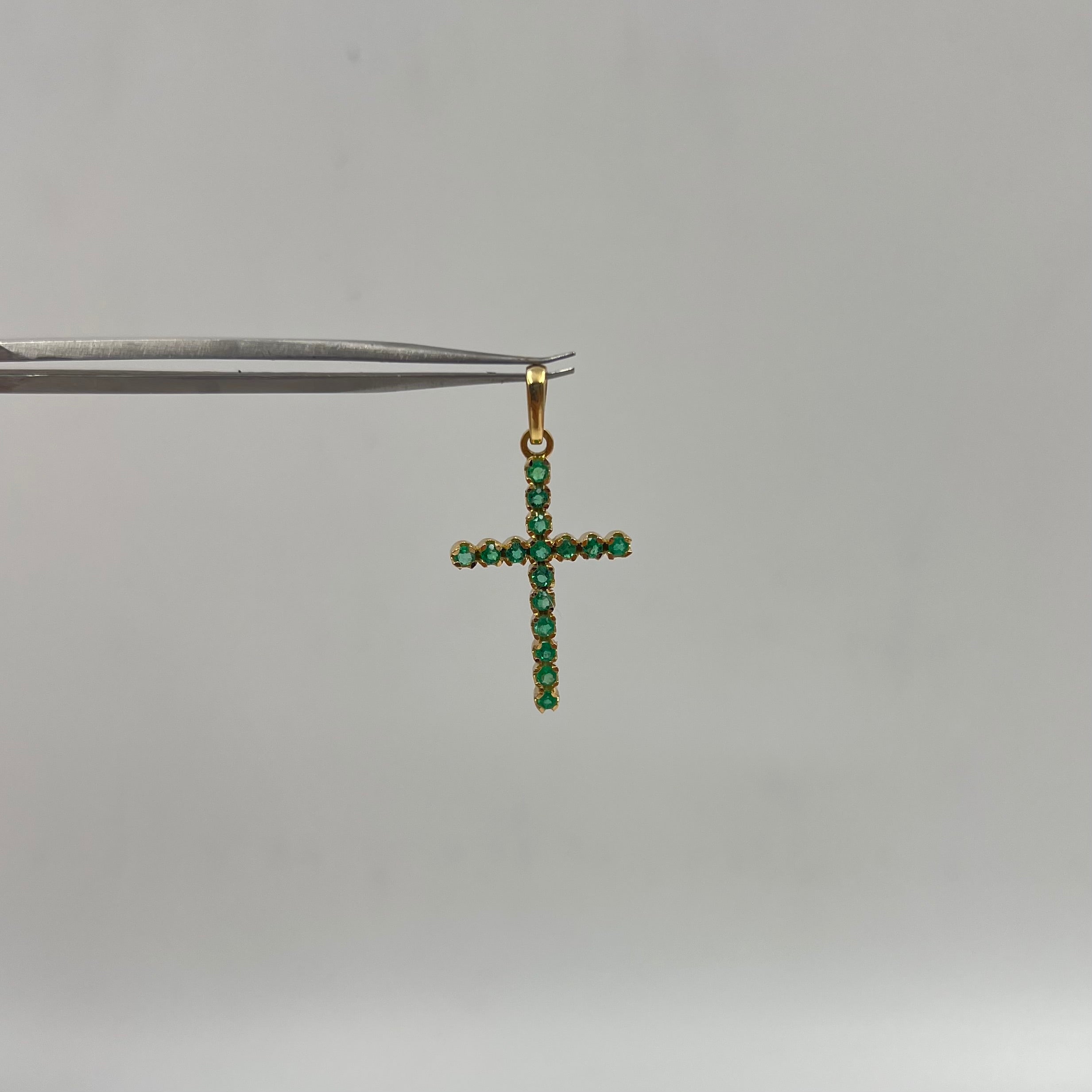 DIJE CRUZ ESMERALDA 0,60 CT ORO AMARILLO 18K / 1,87 GR / 2,5 MM / 2,7 CM (JOYA)