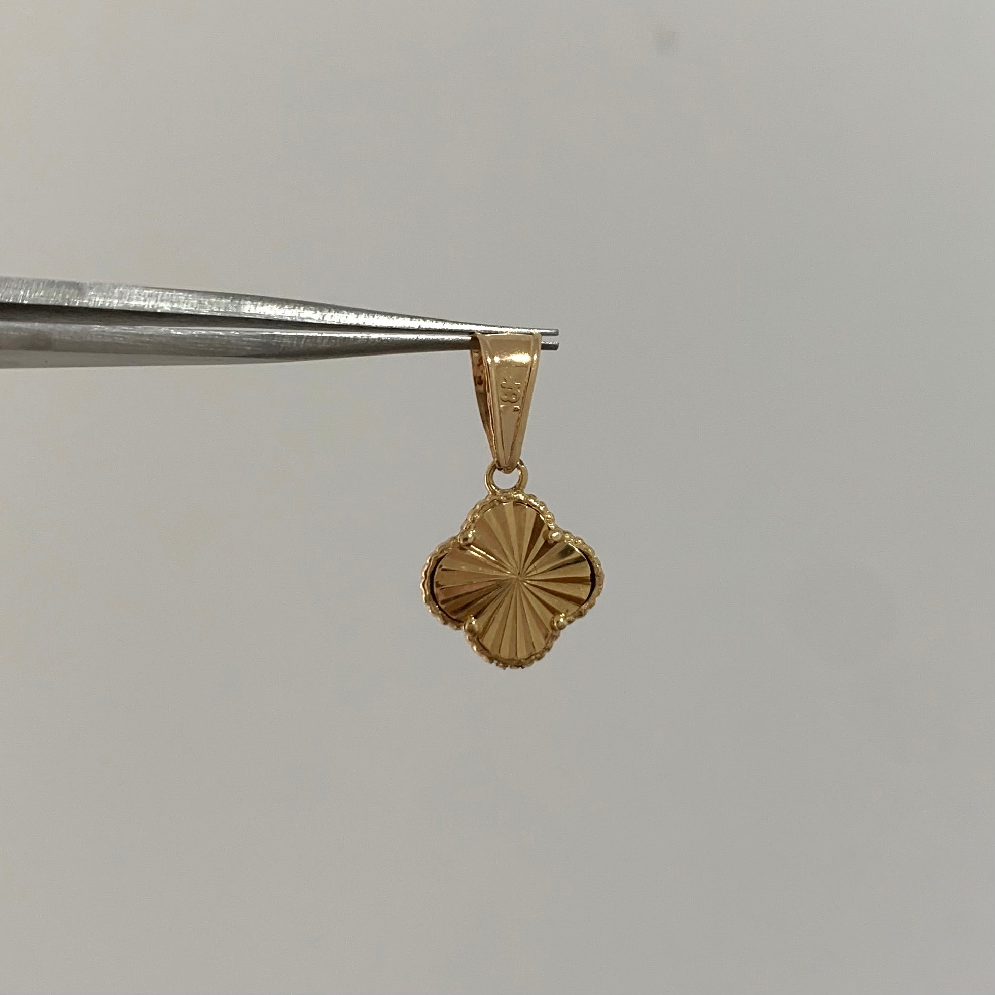 DIJE TREBOL DIAMANTADO NAC ESP ORO AMARILLO 18K 1,9 GR / 11 MM / 1,3 CM