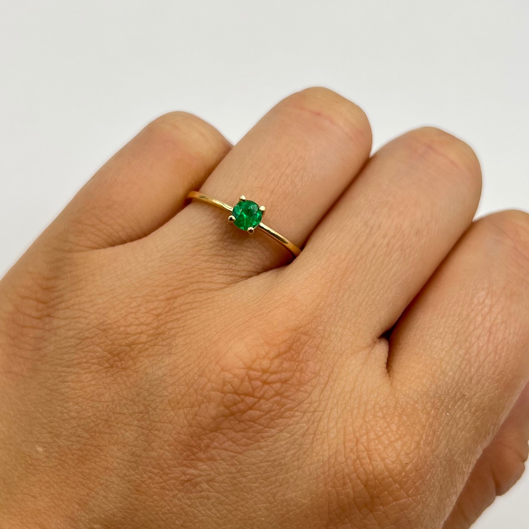 ANILLO ESMERALDA 0.28 CT  ORO AMARILLO 18K / TALLA 6 3/4 / 1,58 GR