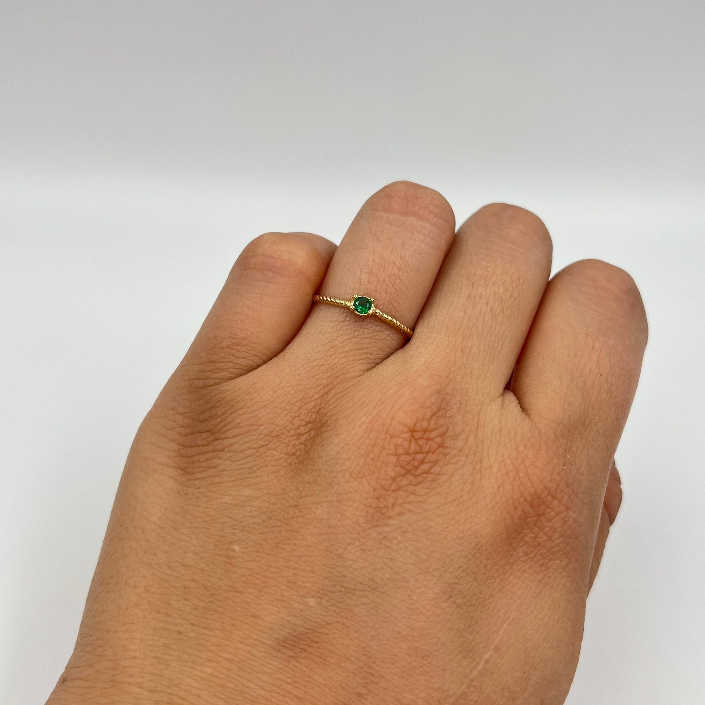 ANILLO SOLITARIO TRENZA CIRCON VERDE ORO AMARILLO 18K / TALLA 6/5 / 0,87 GR / 1,3 MM