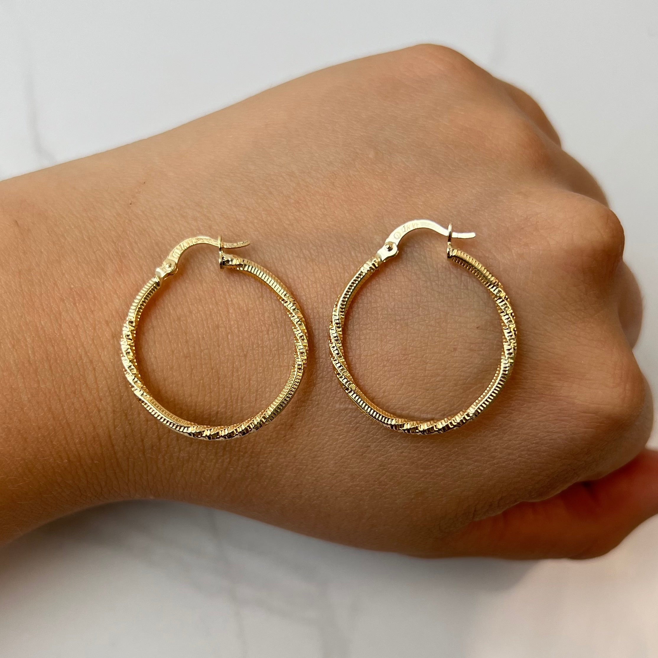 CANDONGA RAYADA ENTORCHADA ORO AMARILLO 18K 1,73 GR / 2,6 CM
