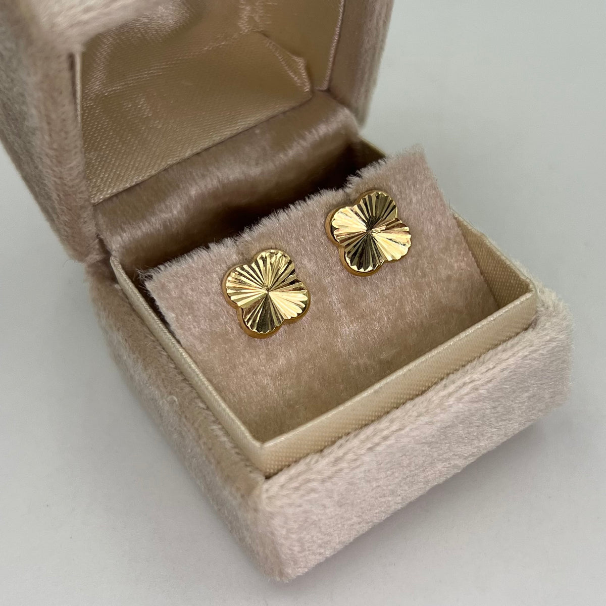 TOPOS TREBOL DIAMANTADO ORO AMARILLO 18K 1,17 GR / 10 MM