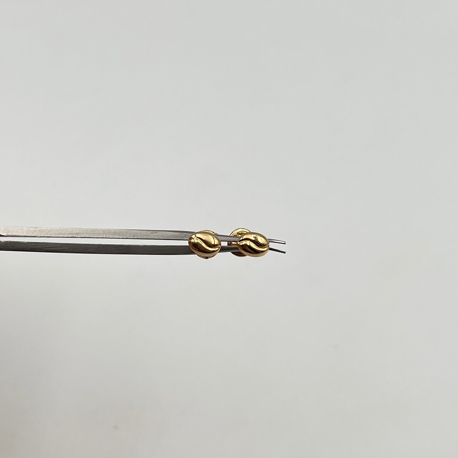 TOPOS GRANO DE CAFE ORO AMARILLO 18K 0,54 GR / 4 MM