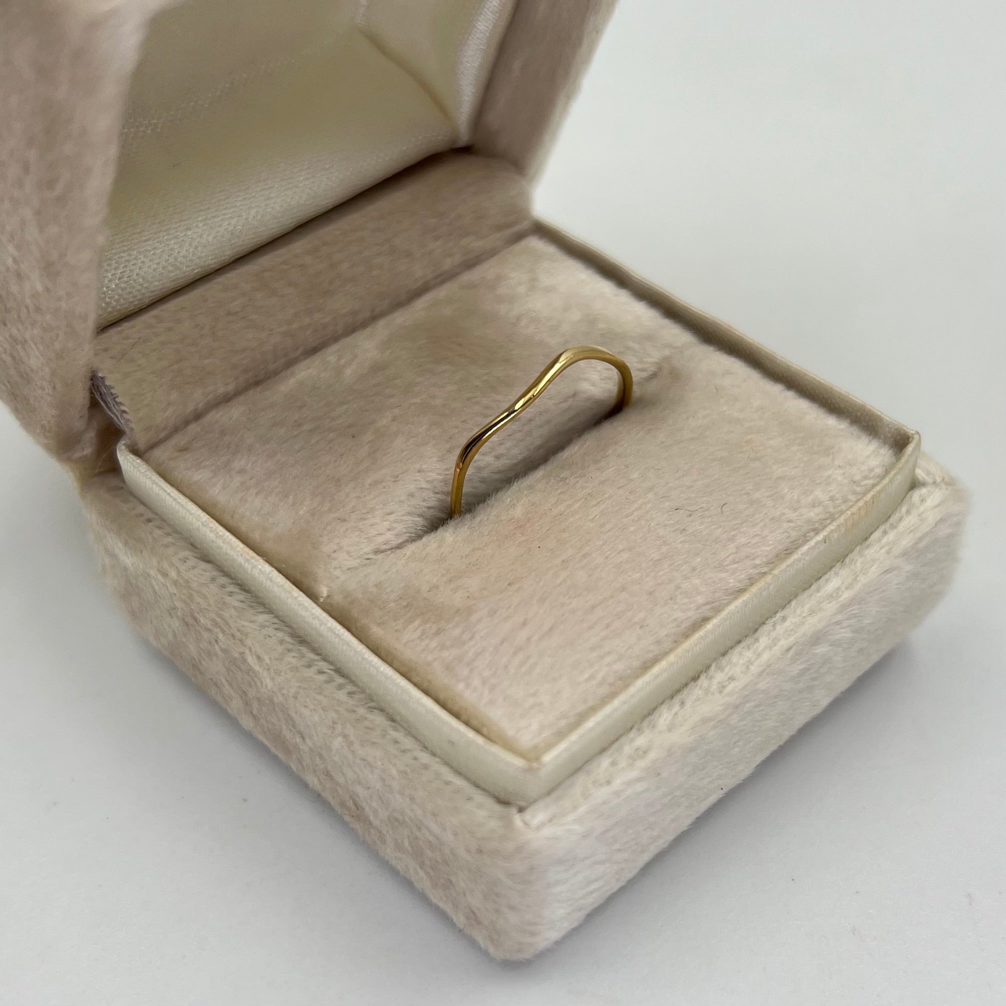 ANILLO ARGOLLA ONDULADO ORO AMARILLO 18K / TALLA 7/5 / 0,62 GR / 1,4 MM