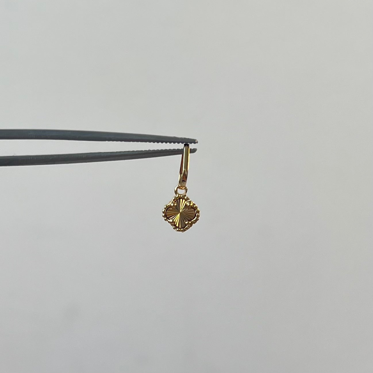 DIJE TREBOL  ORO AMARILLO 18K 0,46 GR / 5 MM / 0,7 CM
