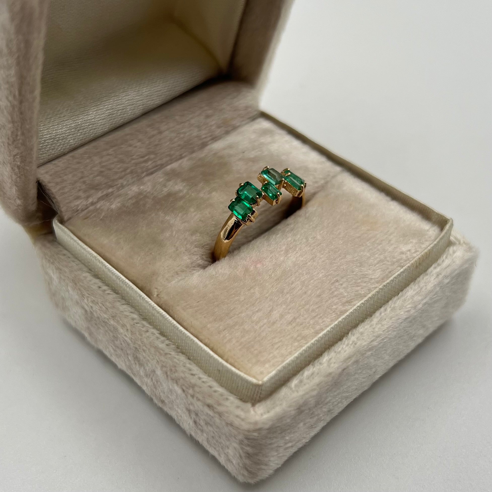 ANILLO ESCALONADO CON ESMERALDA 0,50 CT ORO AMARILLO 18K / TALLA 6/5  / 1,87 GR (JOYA)