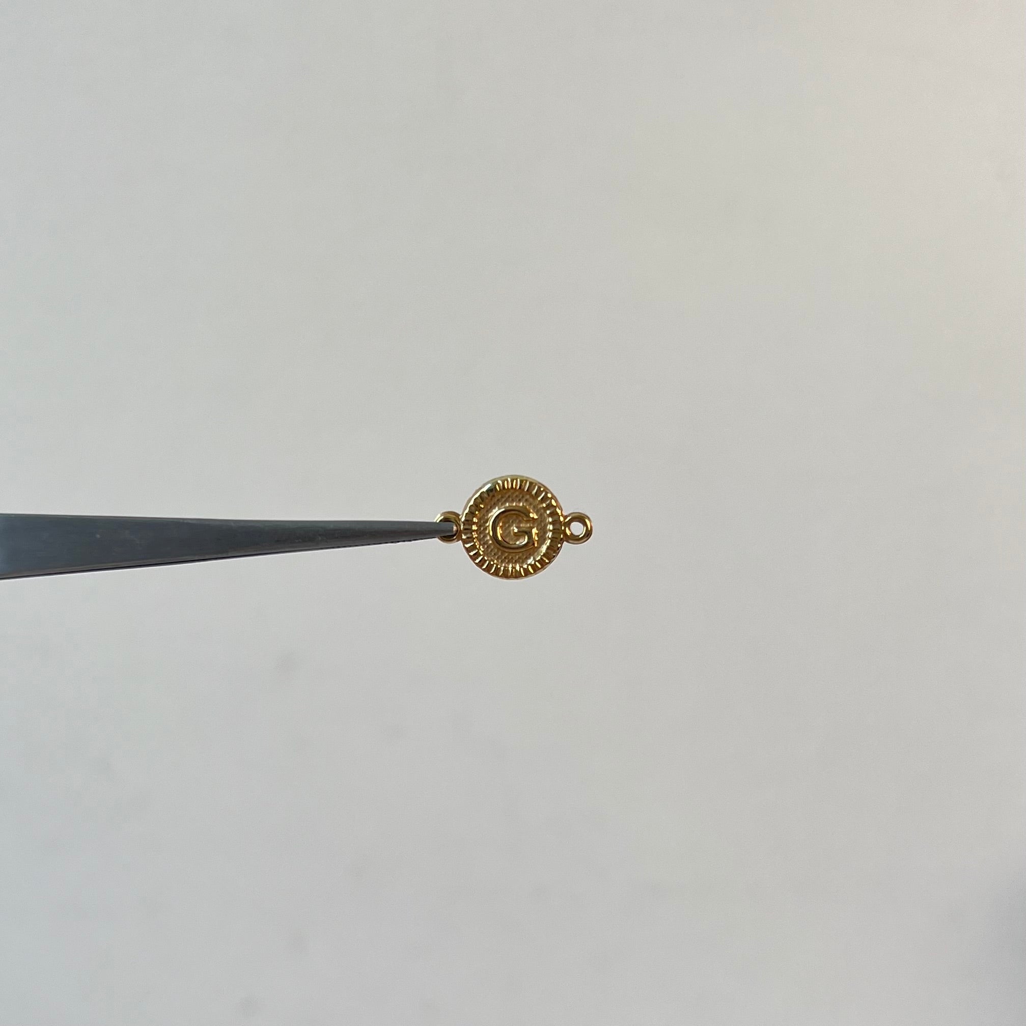 HERRAJE LETRA G  ORO AMARILLO 18K 0,50 GR / 1,6 CM