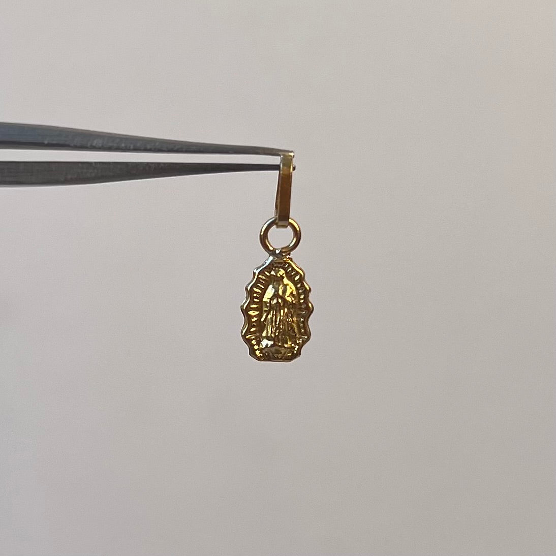DIJE VIRGEN DE GUADALUPE SILUETA  ORO AMARILLO 18K 0,3 GR / 5 MM / 1,1 CM