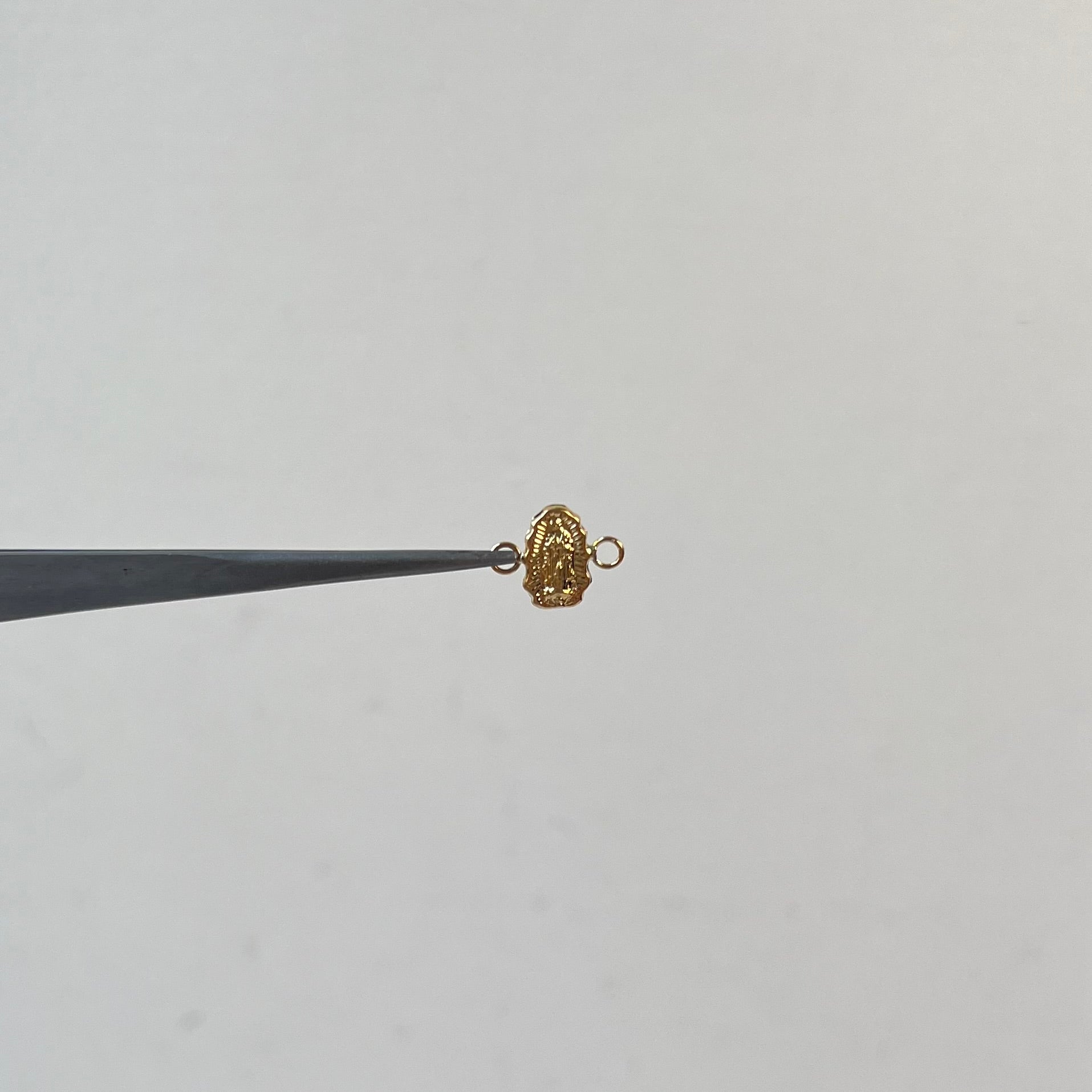 HERRAJE VIRGEN DE GUADALUPE SILUETA  ORO AMARILLO 18K 0,41 GR / 1,3 CM