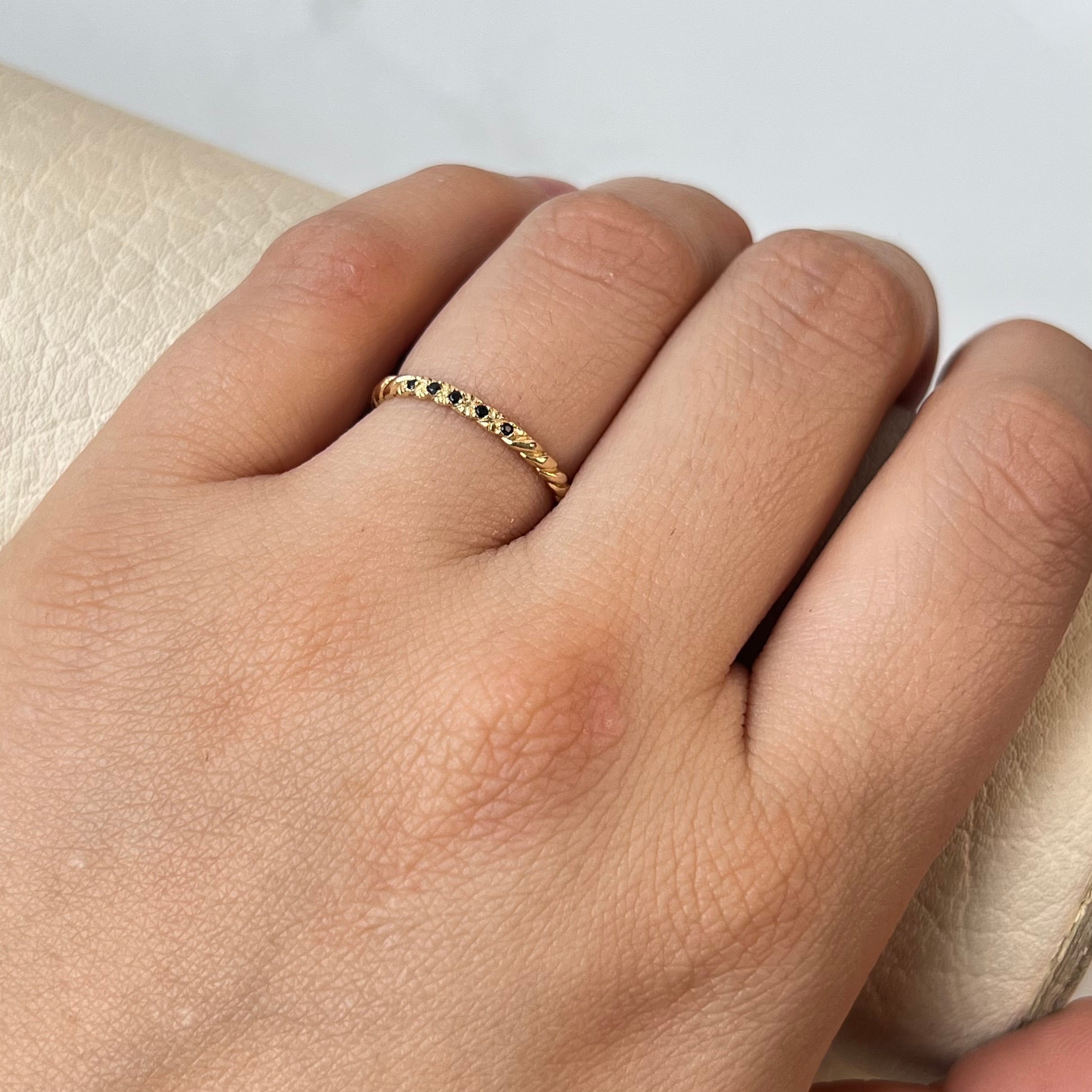 ANILLO ENTRELAZADO CON CIRCON NEGRO ORO AMARILLO 18K / TALLA 4/5 / 1,25 GR / 1,6 MM