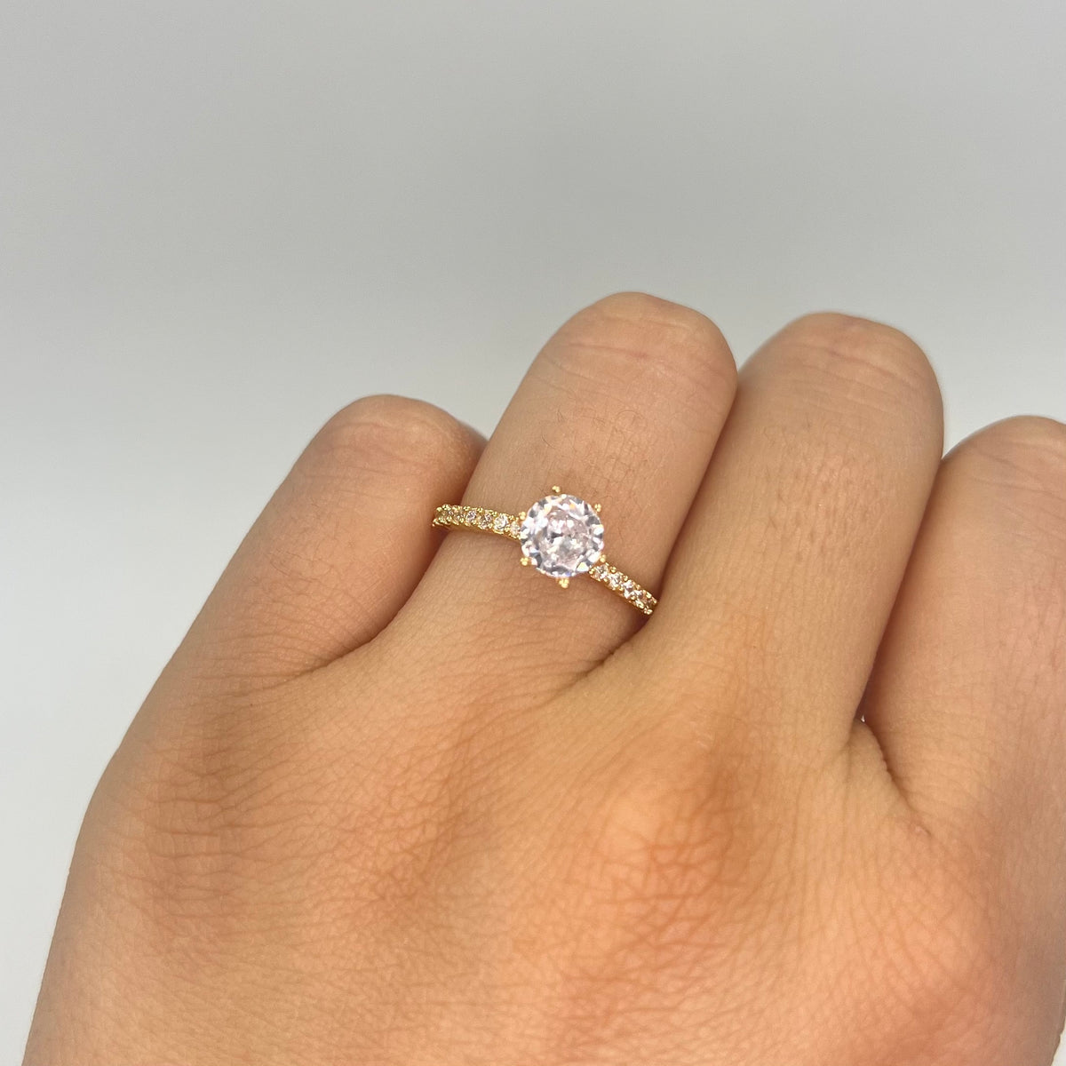 ANILLO SOLITARIO 1 CIRCON GRANDE Y CIRCONES PEQUEÑOS BLANCOS ORO AMARILLO 18K / TALLA 5 3/4 / 1,55 GR / 1,8 MM