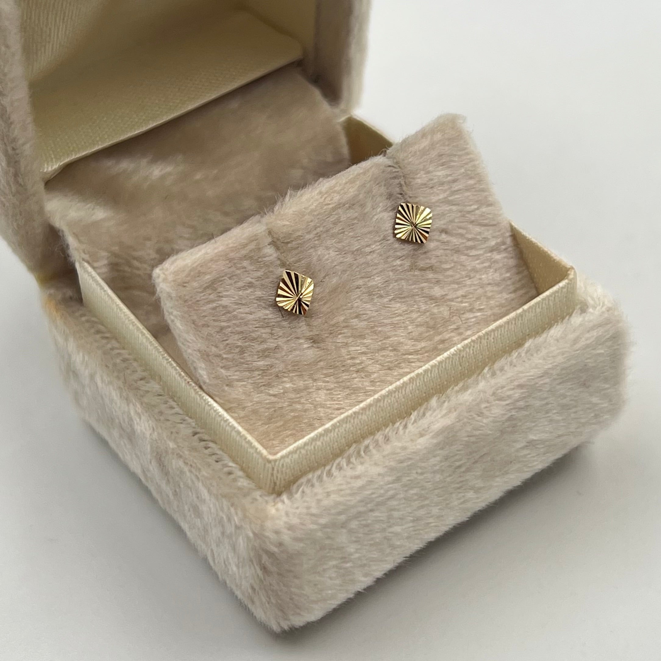TOPOS ROMBO DIAMANTADO  ORO AMARILLO 18K 0,5 GR / 4 MM