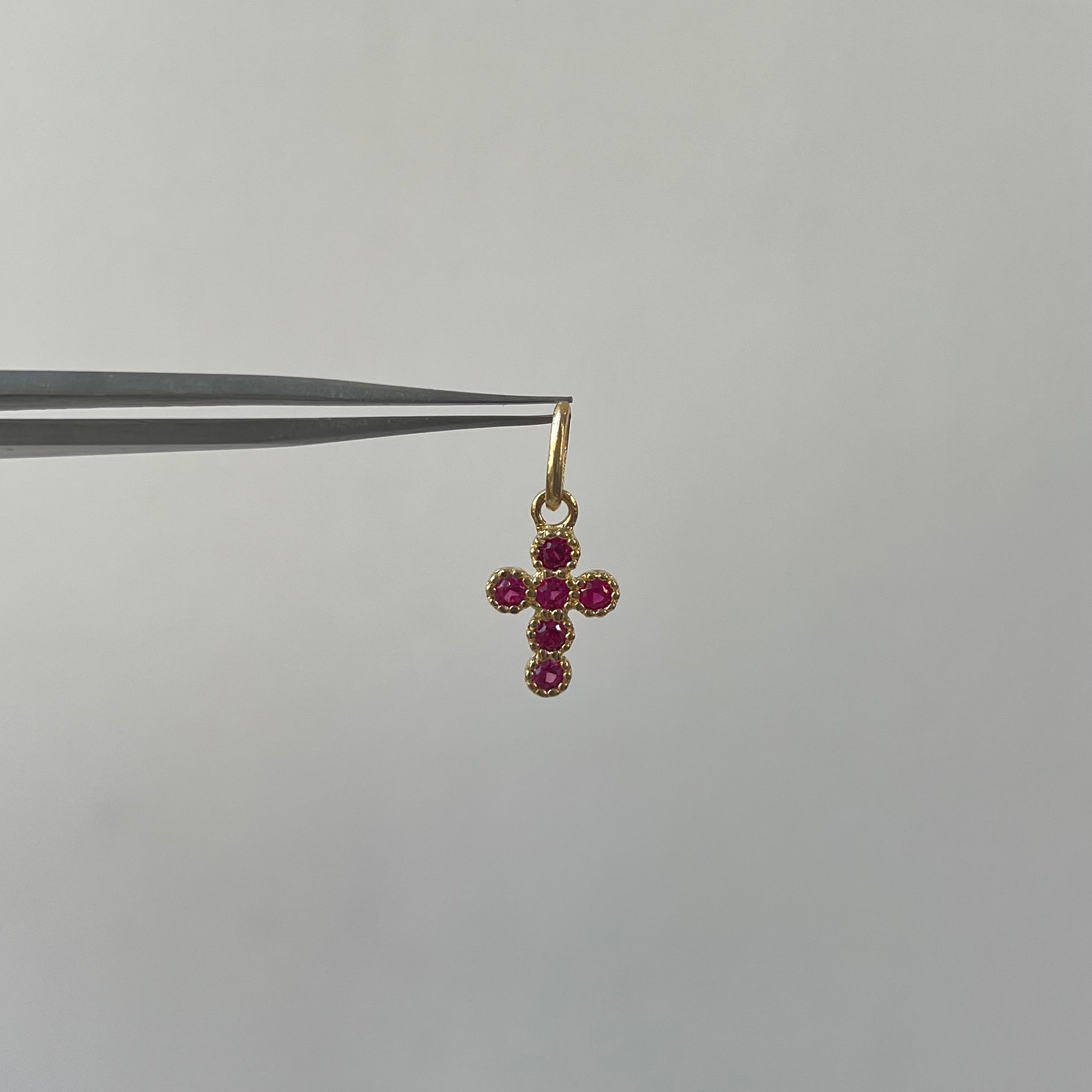 DIJE CRUZ FUCSIA  ORO AMARILLO 18K 1 GR / 8 MM / 1,4 CM