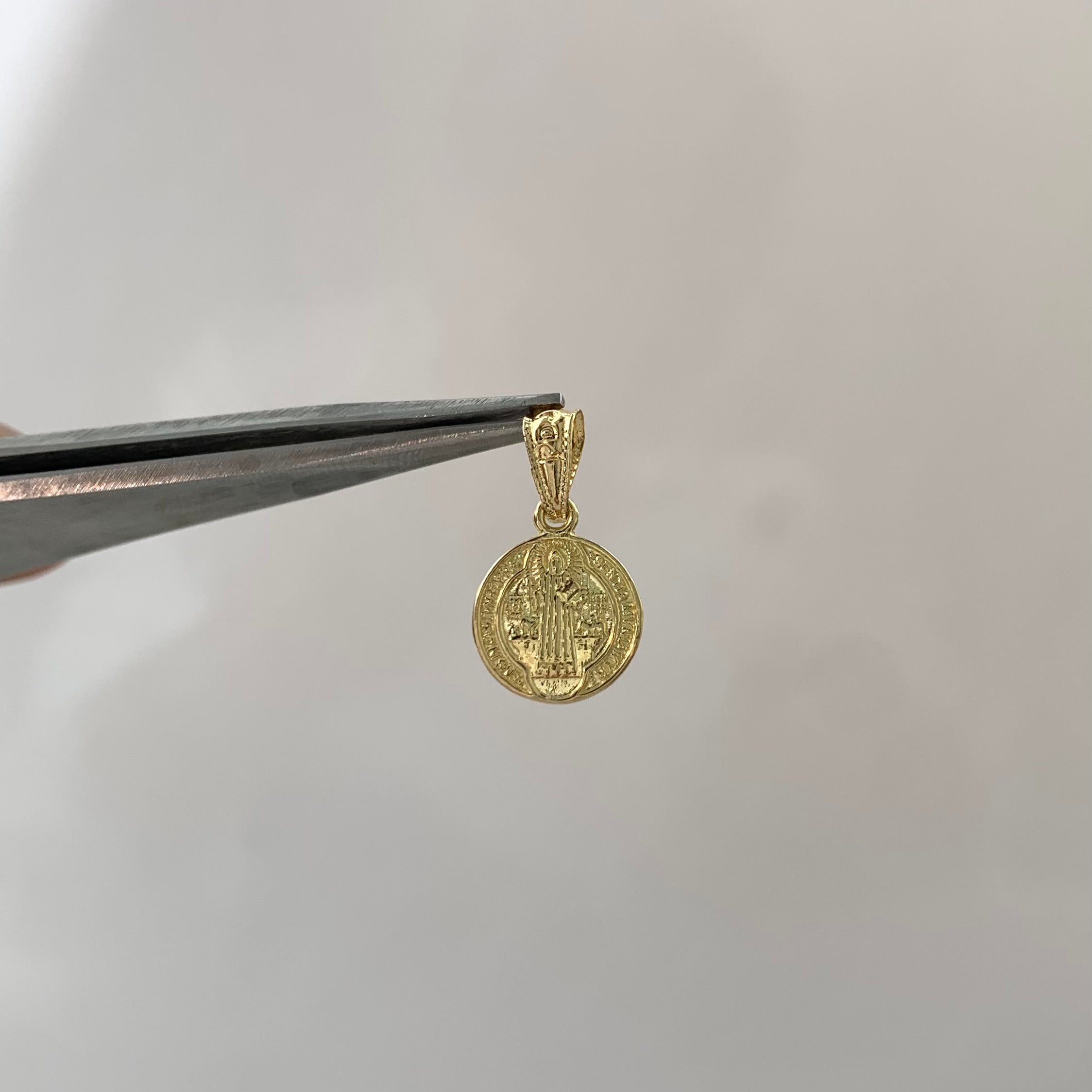 DIJE SAN BENITO  ORO AMARILLO 18K 0,7 GR / 9,5 MM / 1,1 CM