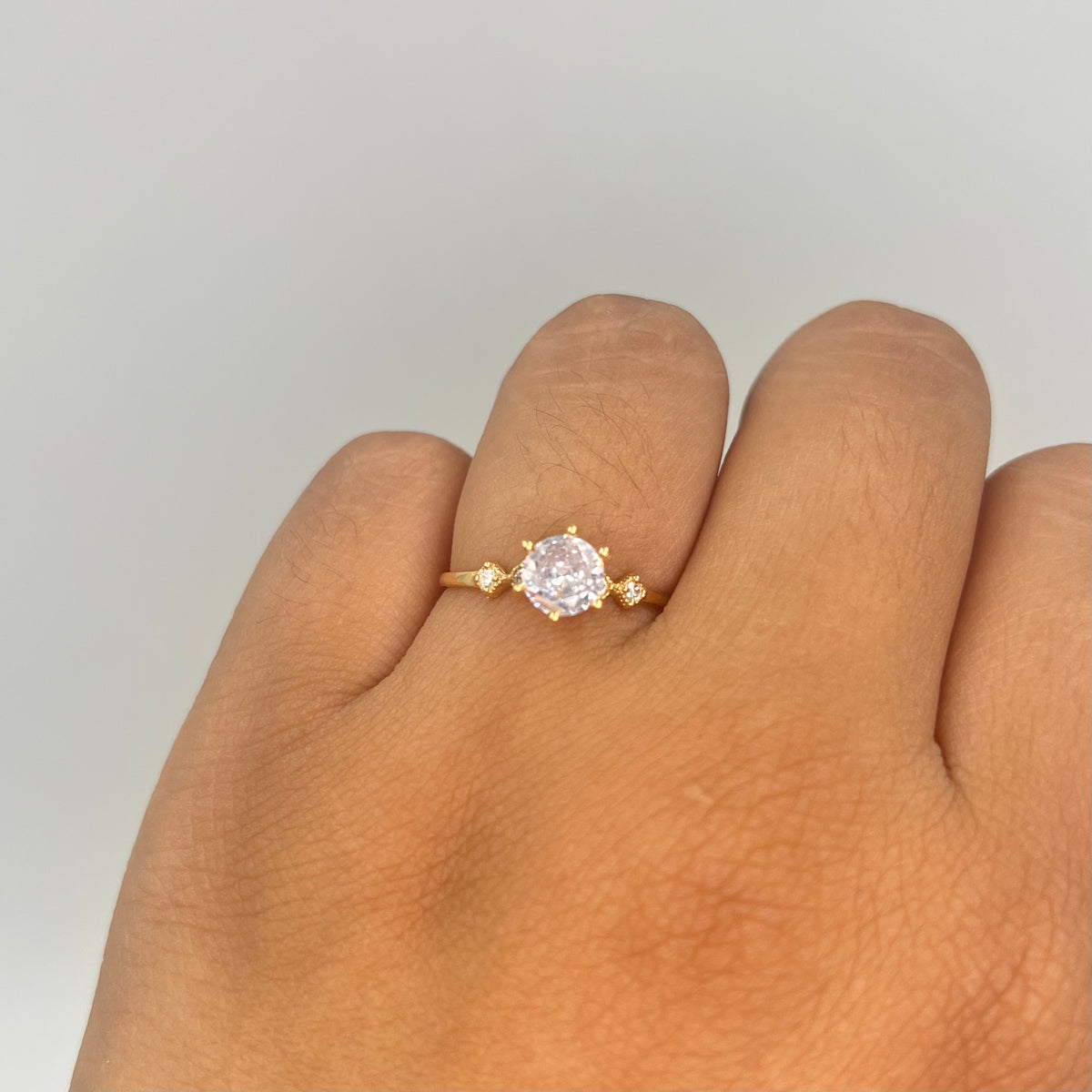 ANILLO SOLITARIO 1 CIRCON GRANDE Y CIRCONES PEQUEÑOS BLANCOS ORO AMARILLO 18K / TALLA 7 3/4 / 1,62 GR / 2 MM