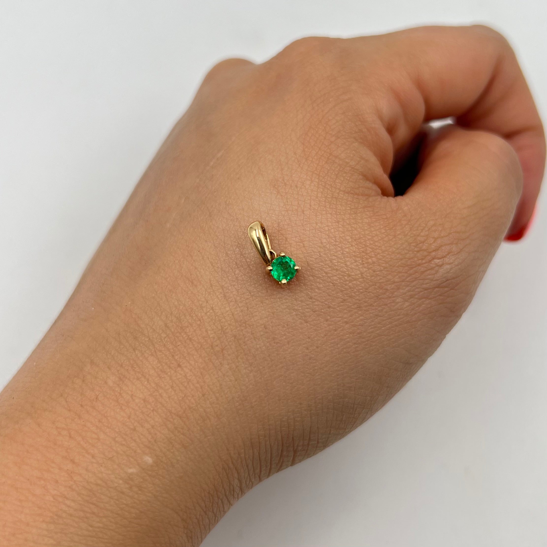 DIJE ESMERALDA CIRCULAR 0,25 CT ORO AMARILLO 18K / 0,73 GR / 4,2 MM / 0,6 CM (JOYA)