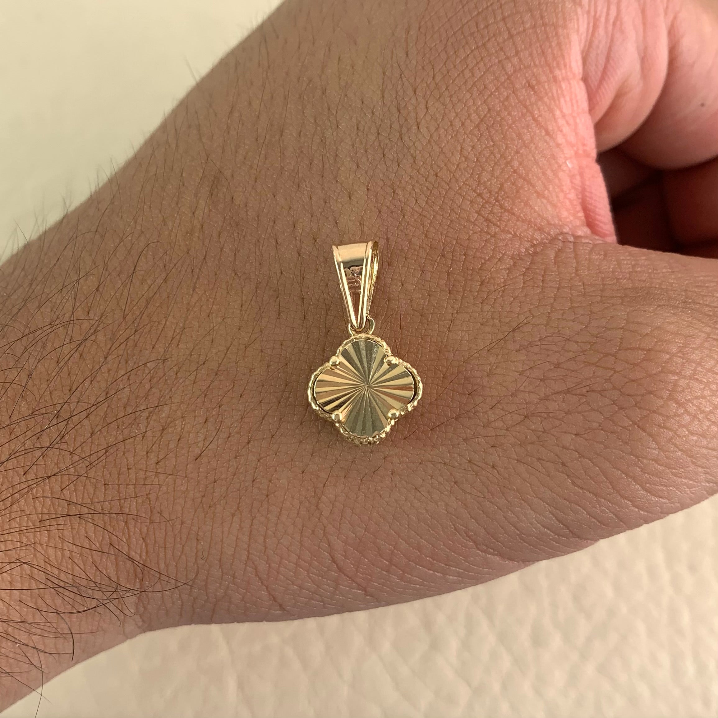 DIJE TREBOL DIAMANTADO NAC ESP ORO AMARILLO 18K 1,9 GR / 11 MM / 1,3 CM